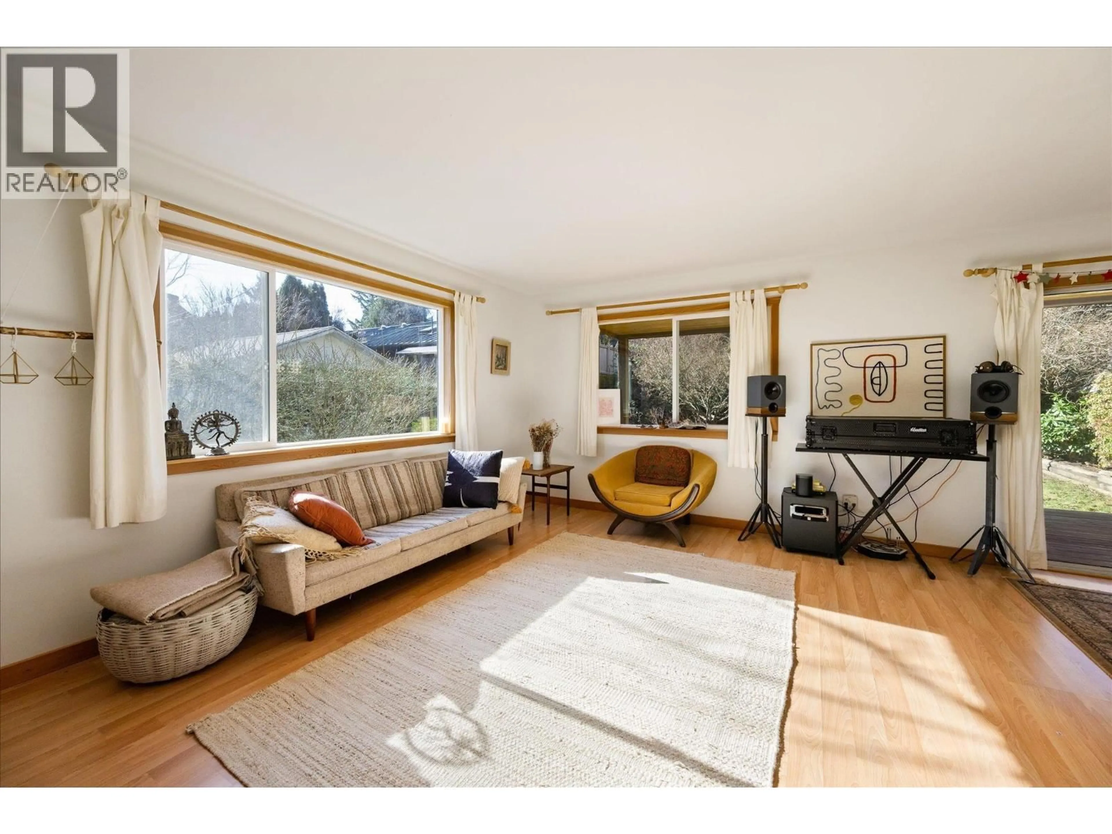 Living room with furniture, wood/laminate floor for 1045 NORTHRIDGE DRIVE, Squamish British Columbia V0N3G0