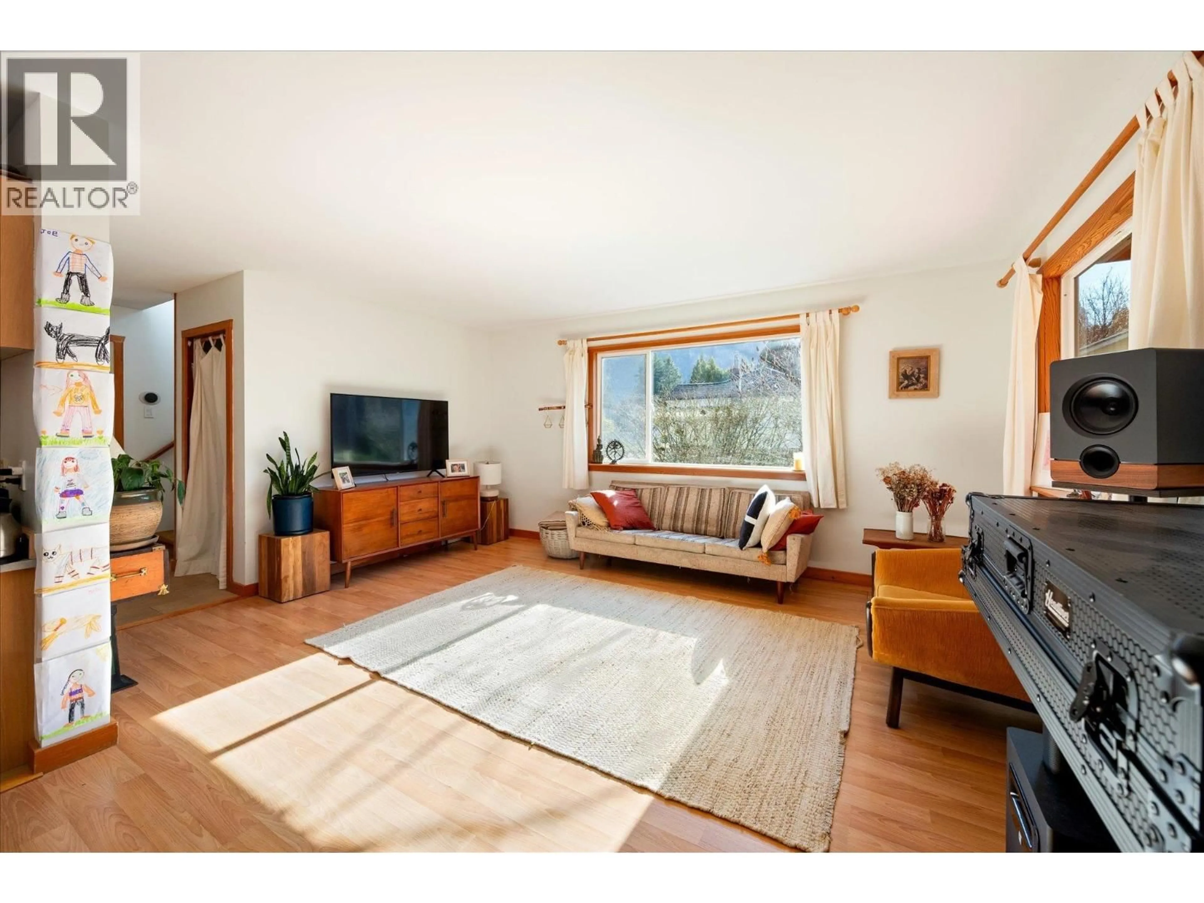Living room with furniture, wood/laminate floor for 1045 NORTHRIDGE DRIVE, Squamish British Columbia V0N3G0