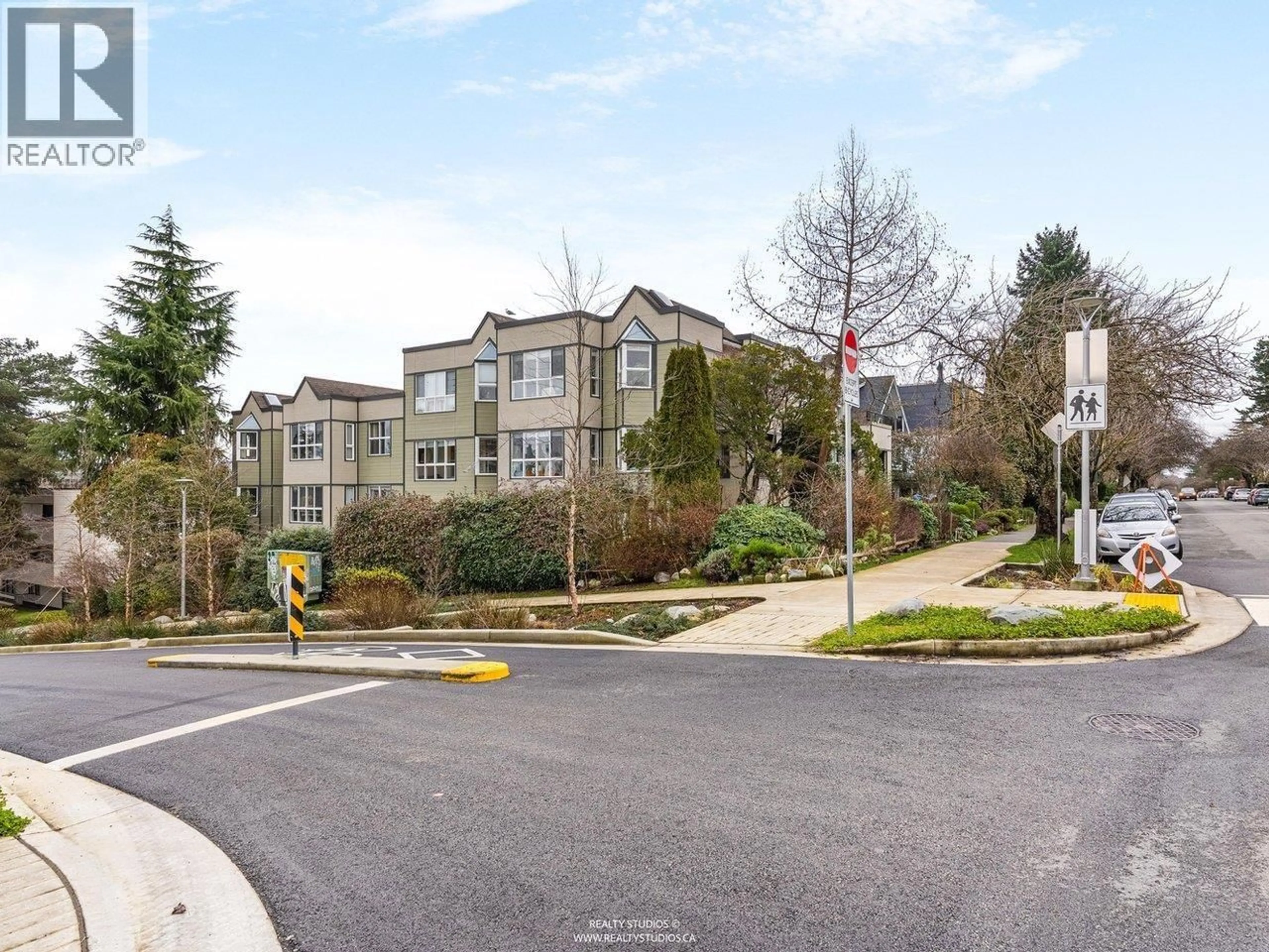 A pic from outside/outdoor area/front of a property/back of a property/a pic from drone, mountain view for 202 - 507 6TH AVENUE, Vancouver British Columbia V5T1K9