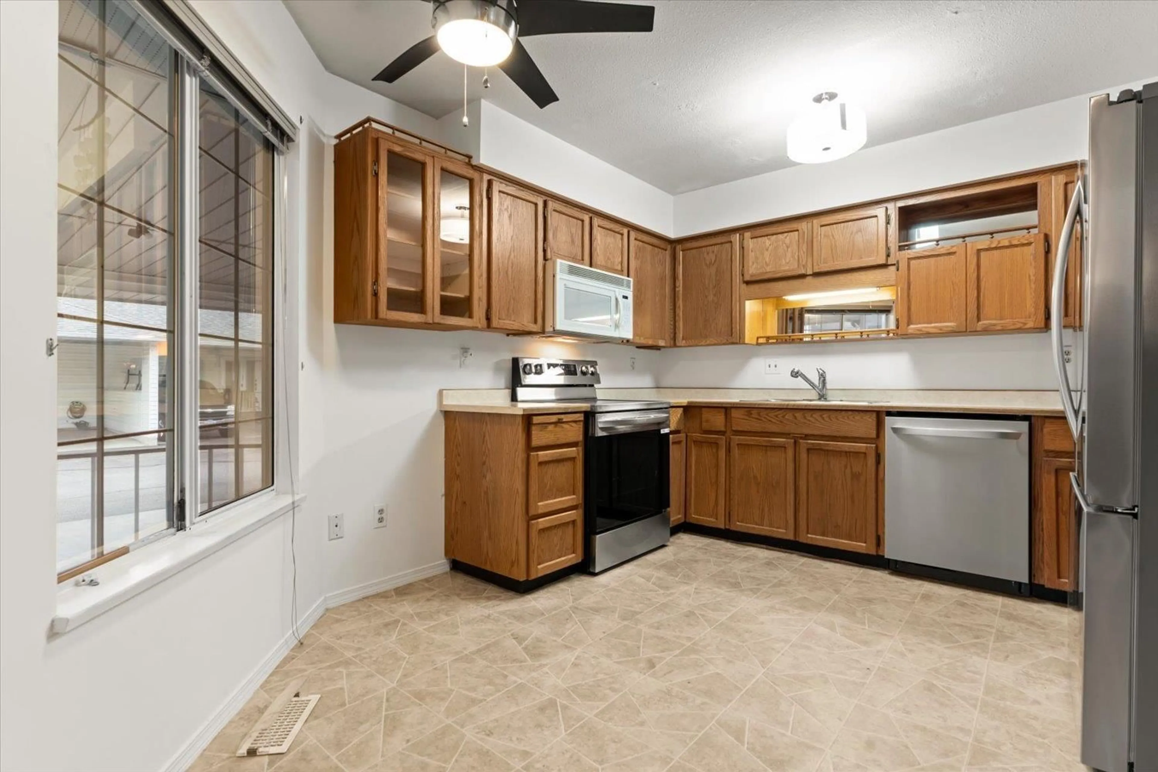 Standard kitchen, ceramic/tile floor for 2 - 3055 TRAFALGAR STREET, Abbotsford British Columbia V2S7X8