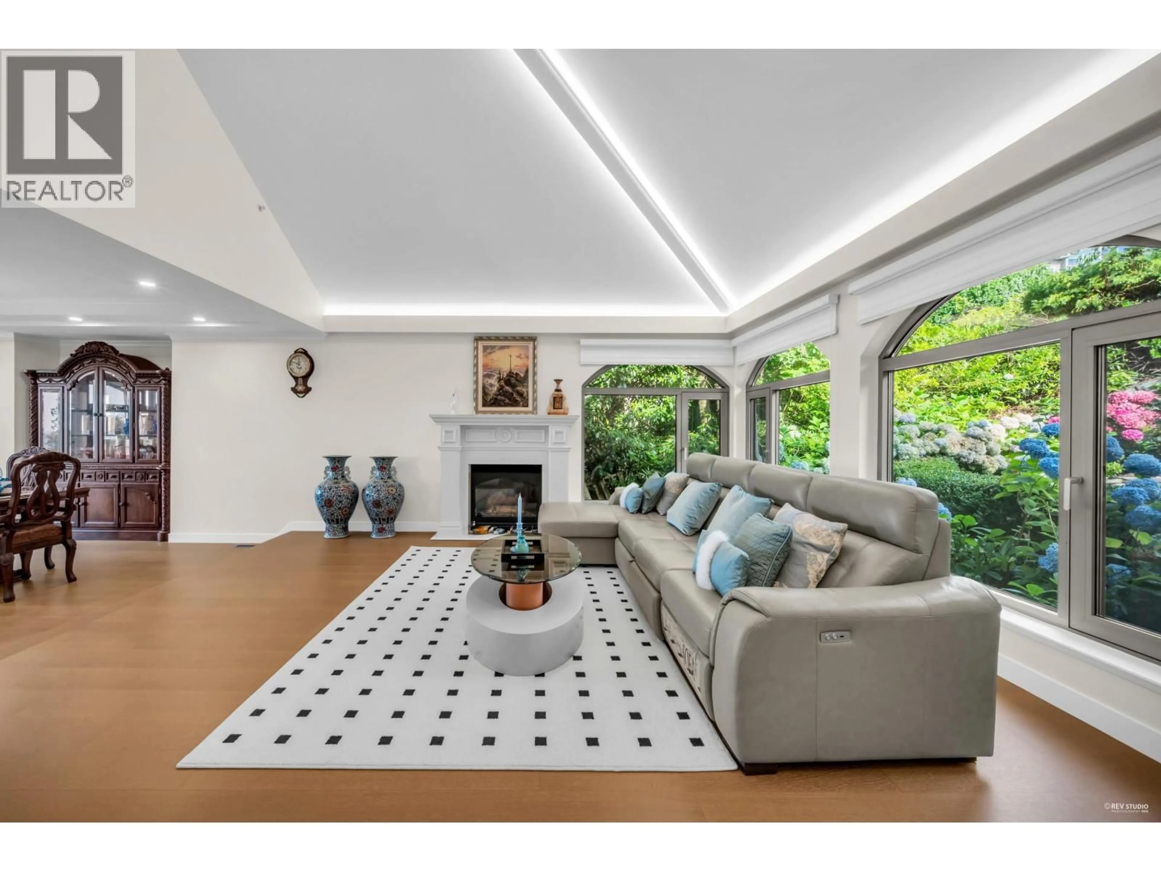 Living room with furniture, unknown for 2662 CHELSEA PLACE, West Vancouver British Columbia V7S3E5