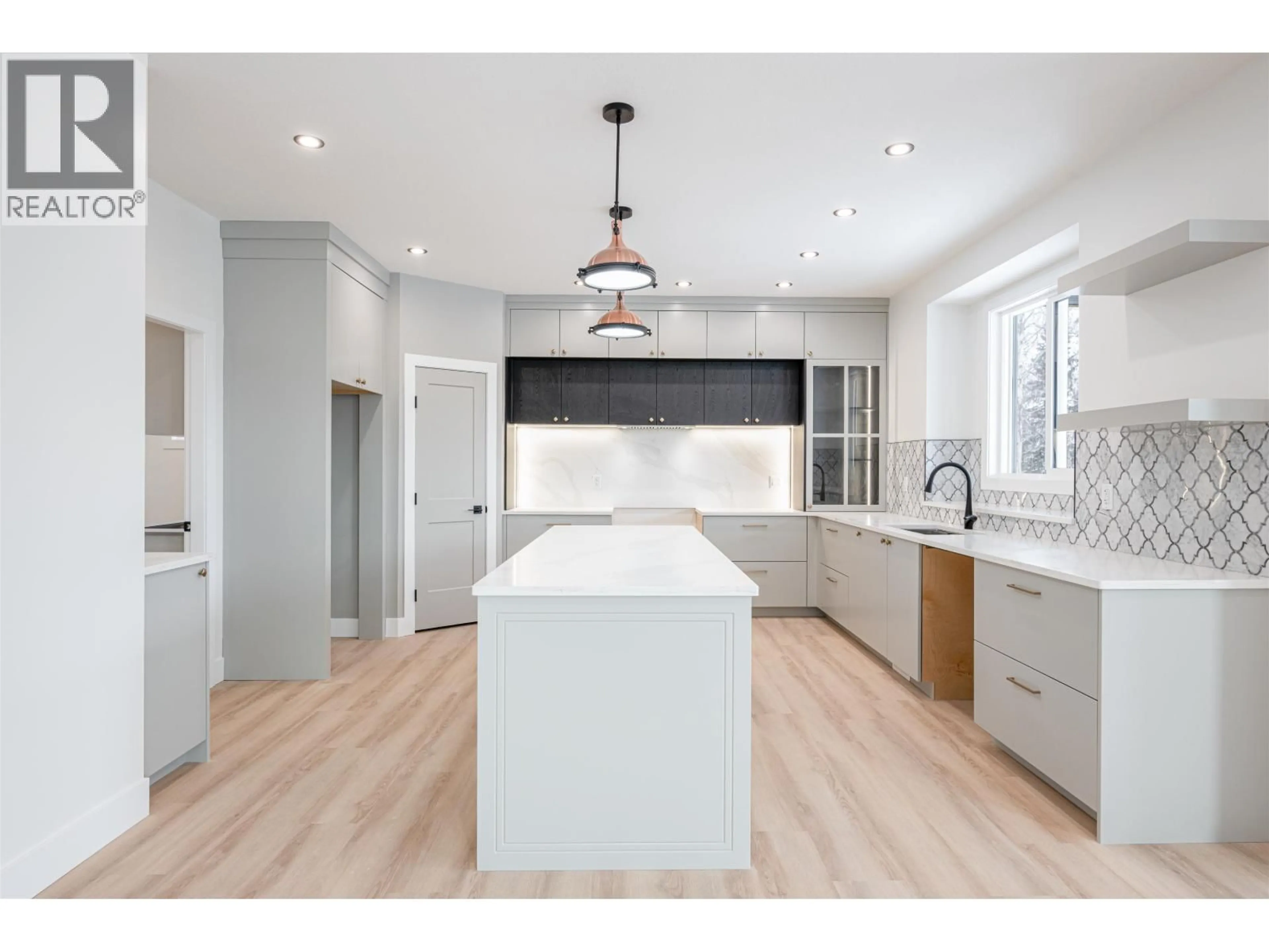 Contemporary kitchen, unknown for 3930 ESTABROOK COURT, Prince George British Columbia V2N0G3