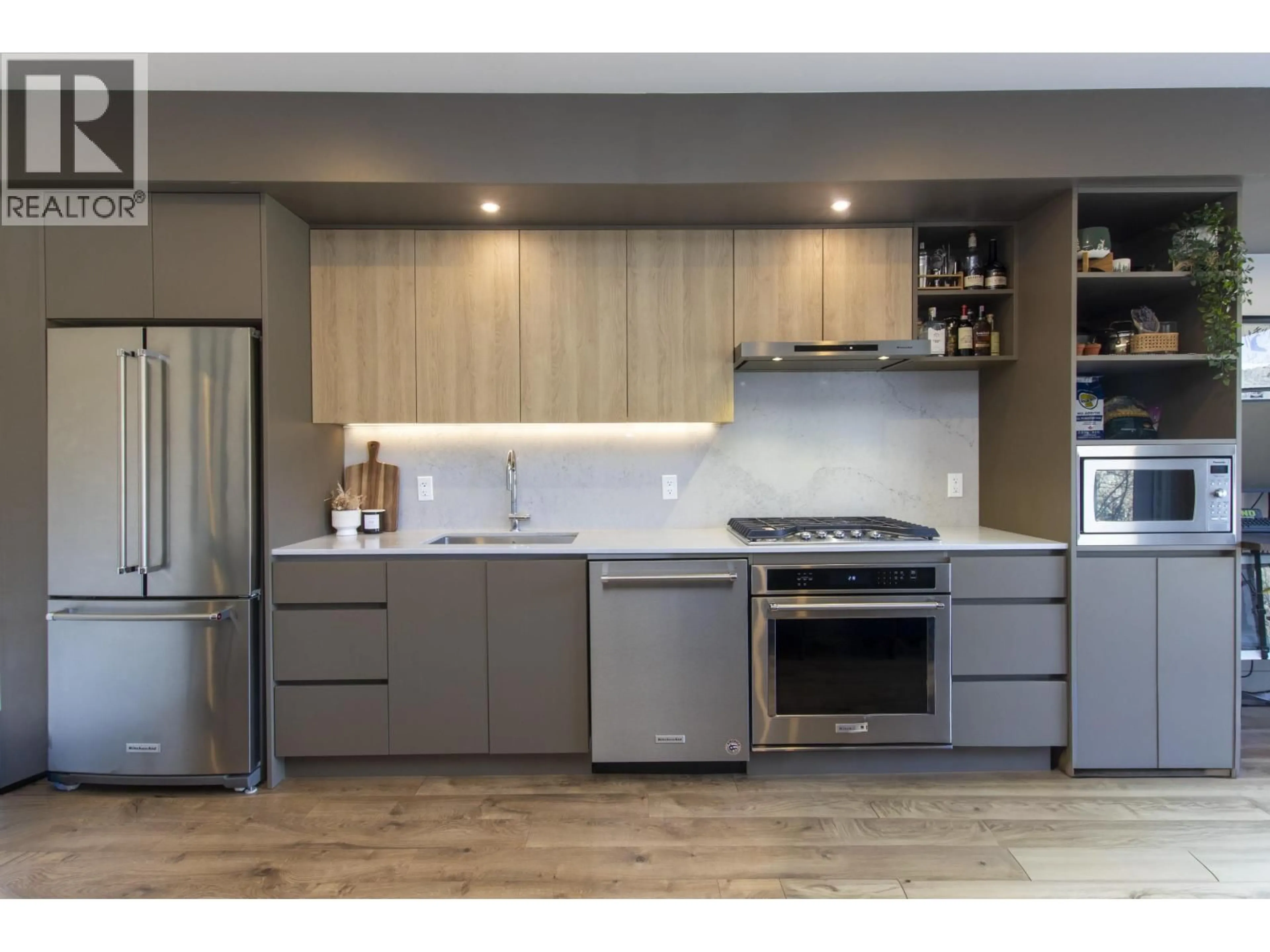 Open concept kitchen, wood/laminate floor for 610 - 38362 BUCKLEY AVENUE, Squamish British Columbia V8B0J8