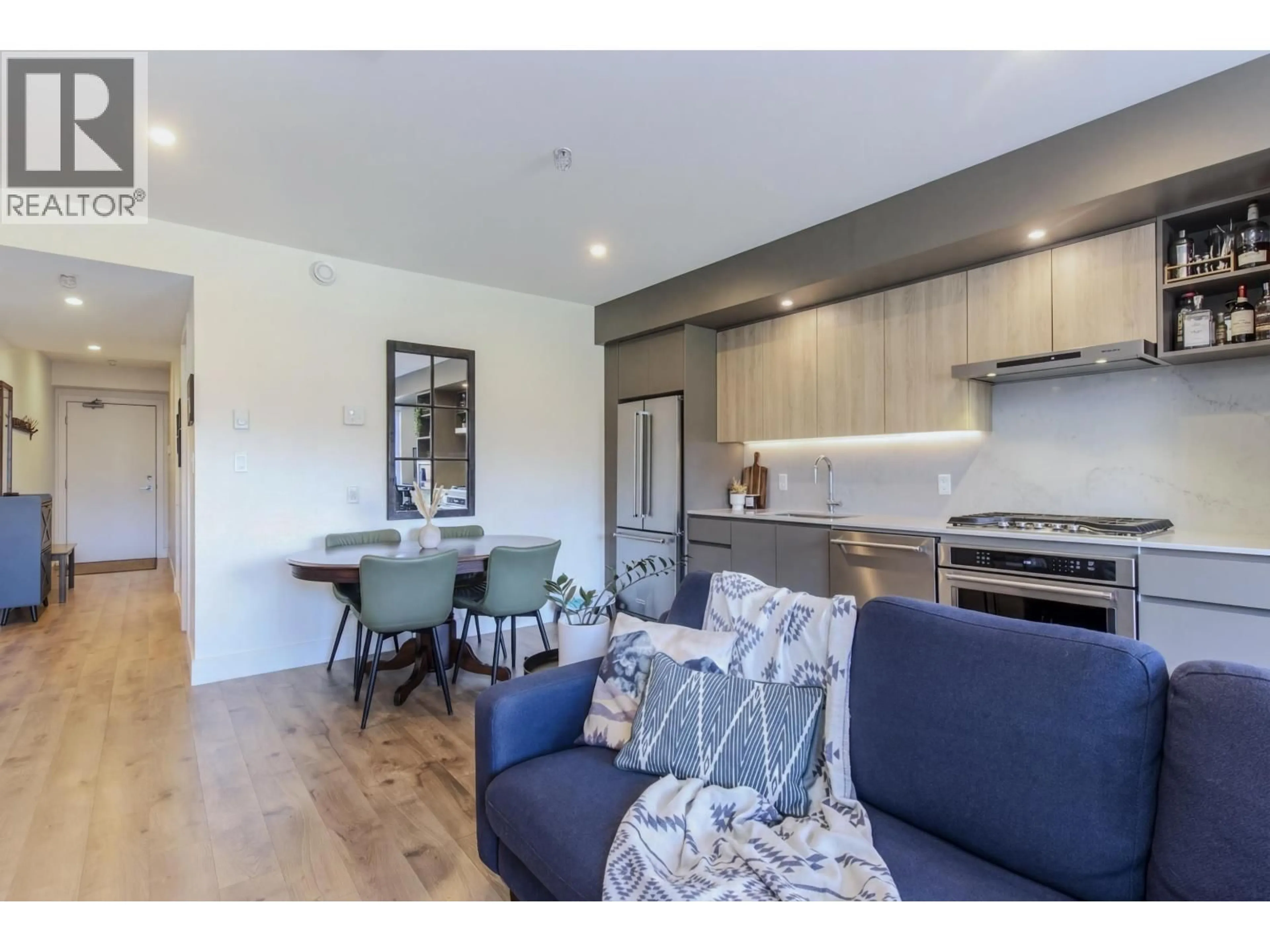 Open concept kitchen, wood/laminate floor for 610 - 38362 BUCKLEY AVENUE, Squamish British Columbia V8B0J8