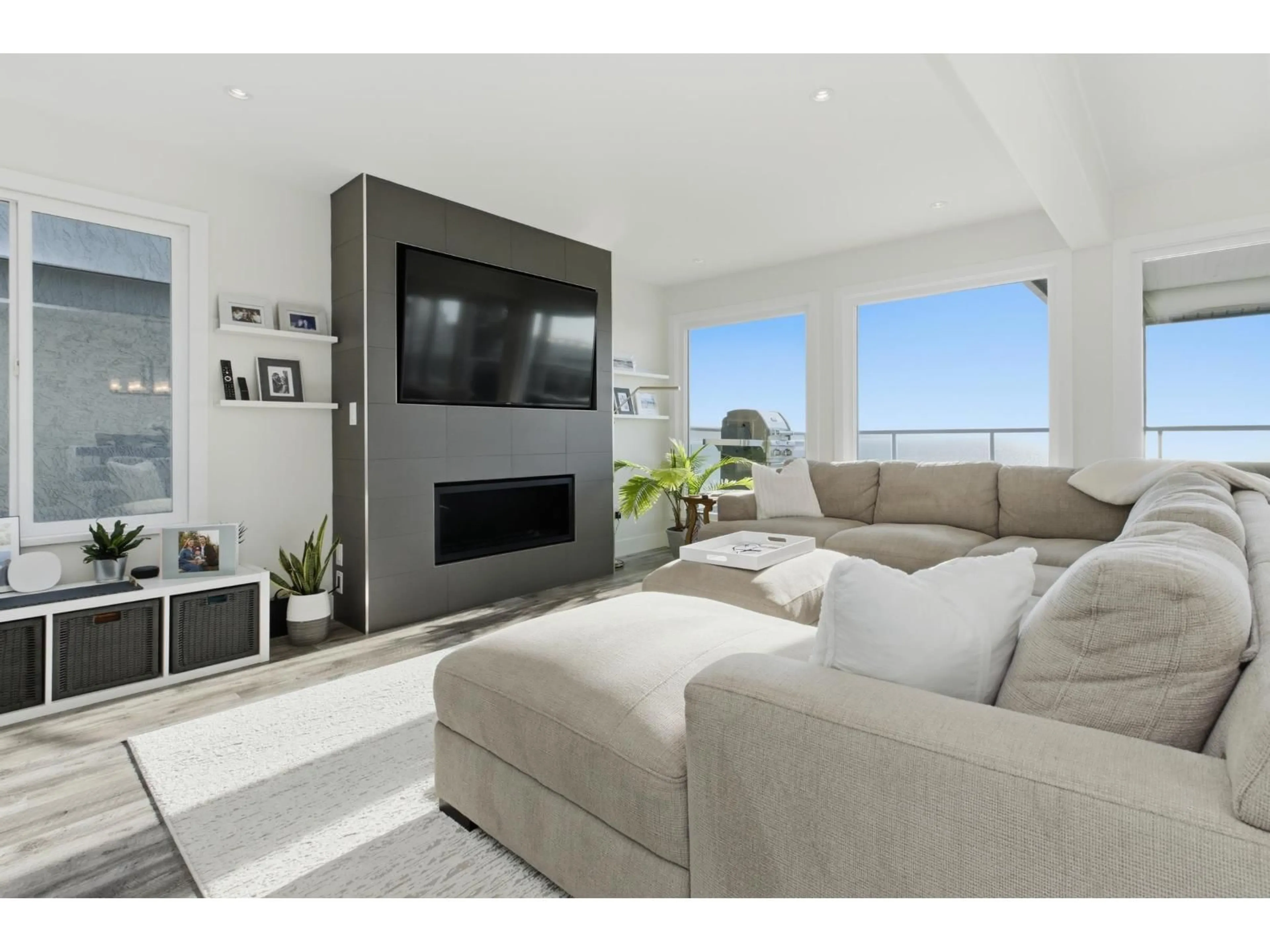 Living room with furniture, unknown for 15373 VICTORIA AVENUE, White Rock British Columbia V4B1H1