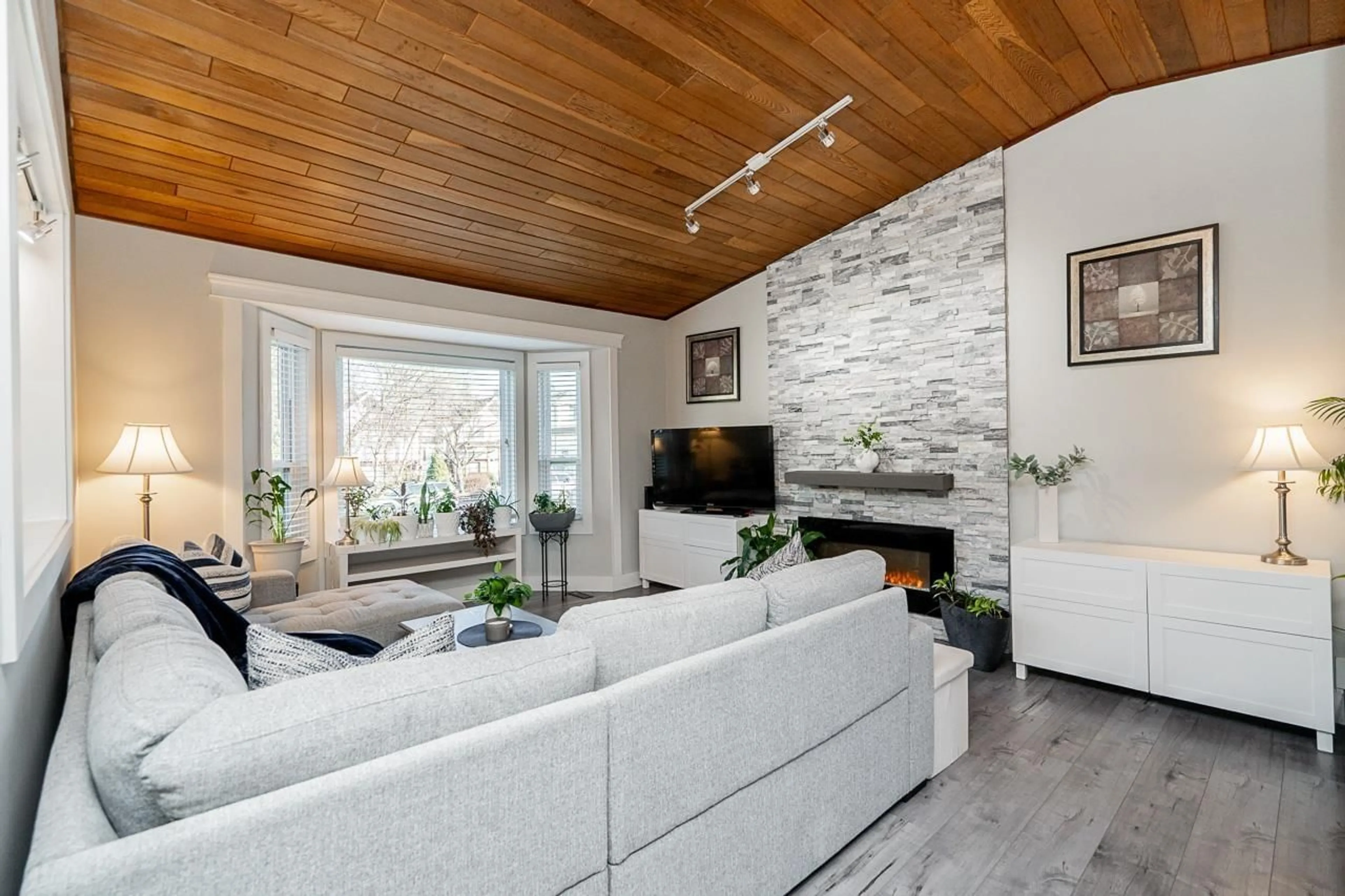 Living room with furniture, wood/laminate floor for 6489 108A STREET, Delta British Columbia V4E1H1