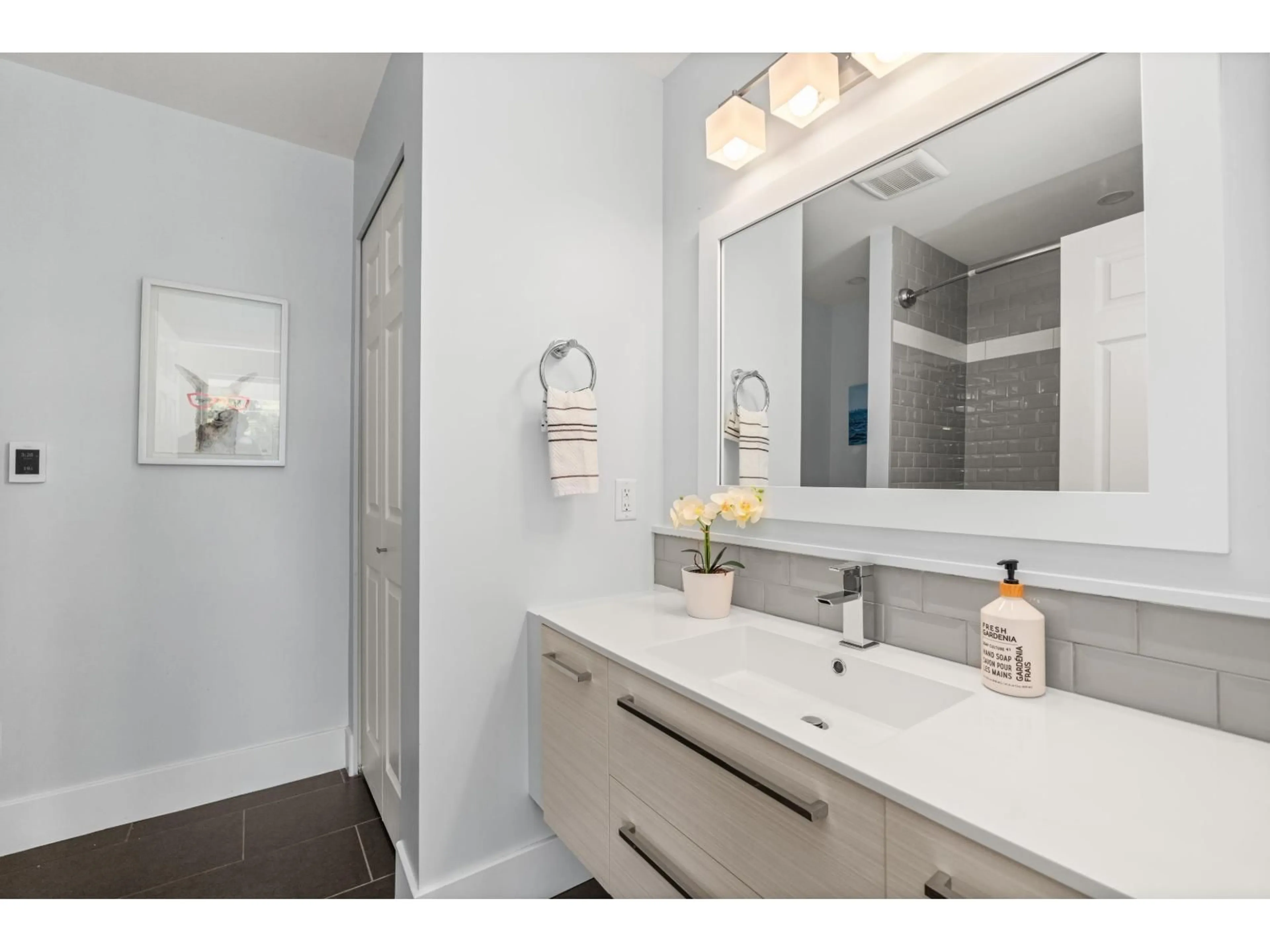 Contemporary bathroom, ceramic/tile floor for 36047 OLD YALE ROAD, Abbotsford British Columbia V3G2C6