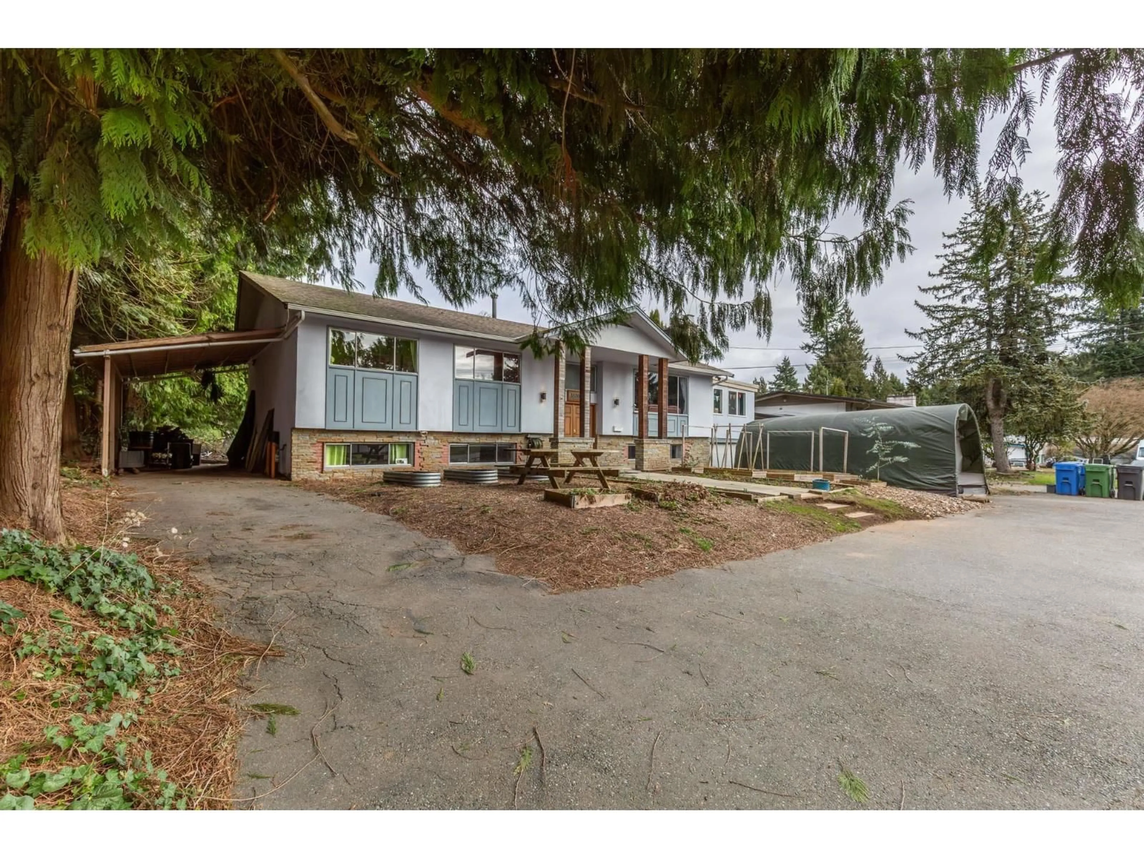 A pic from outside/outdoor area/front of a property/back of a property/a pic from drone, street for 33305 LYNN AVENUE, Abbotsford British Columbia V2S1E1