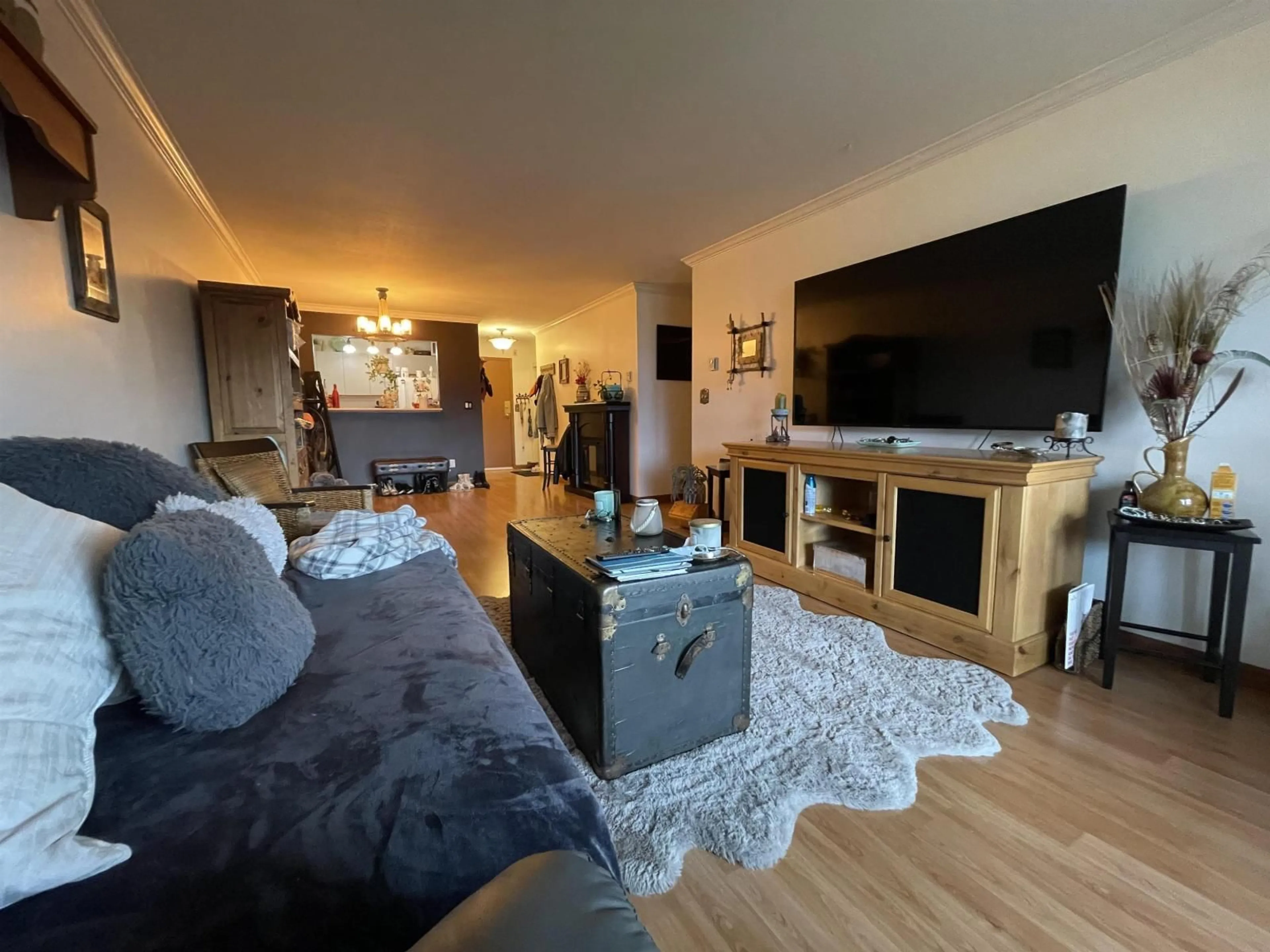 Living room with furniture, wood/laminate floor for 302 - 46005 BOLE AVENUE, Chilliwack British Columbia V2P7W7