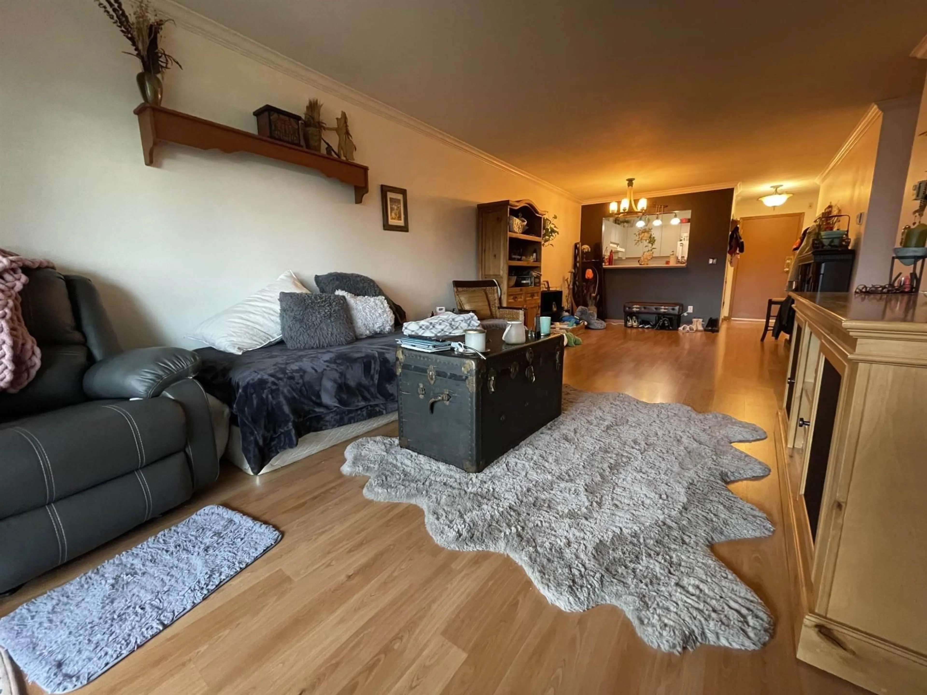 Living room with furniture, wood/laminate floor for 302 - 46005 BOLE AVENUE, Chilliwack British Columbia V2P7W7
