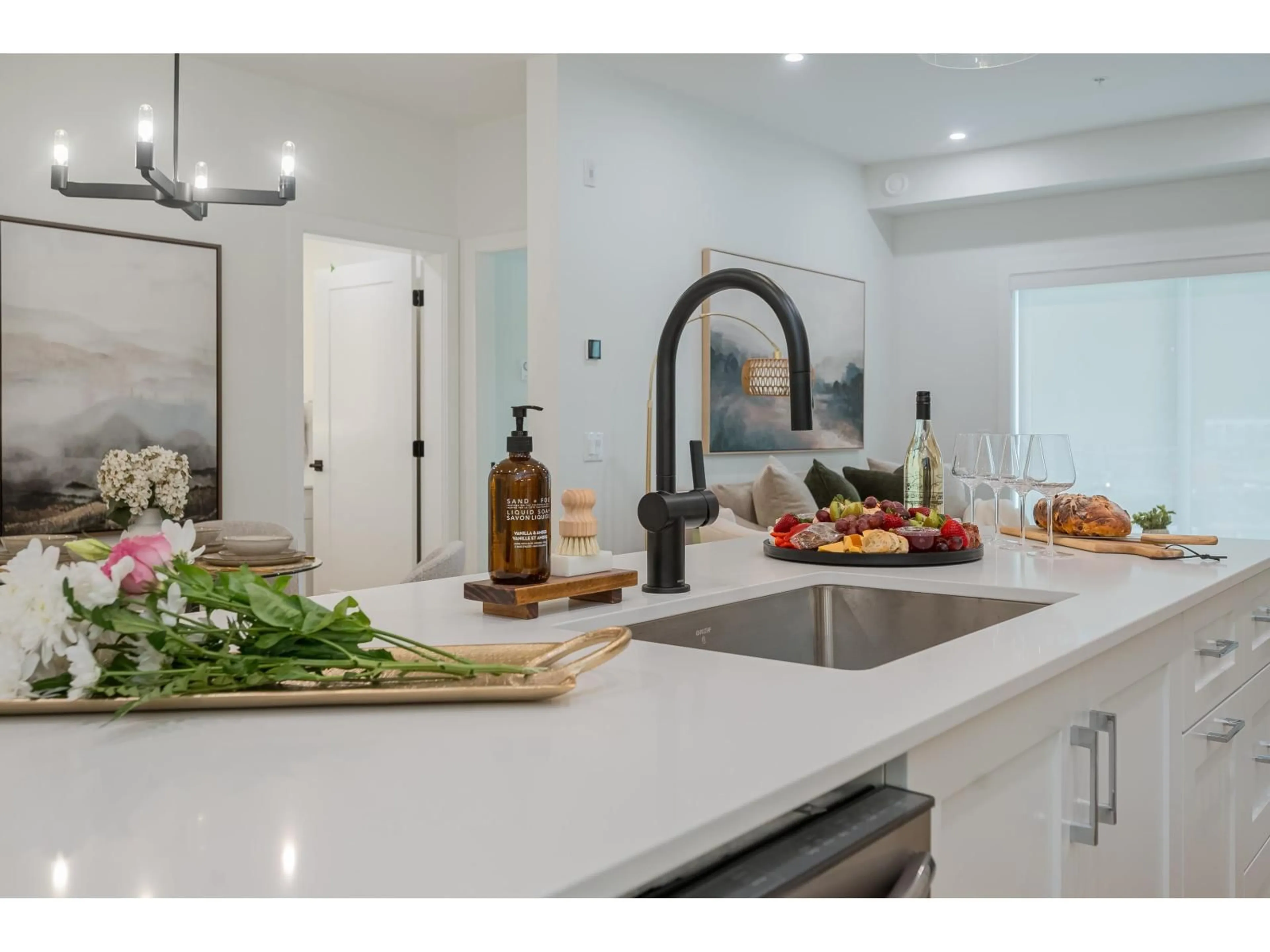 Open concept kitchen, ceramic/tile floor for 211 - 46187 THOMAS ROAD, Chilliwack British Columbia V2R6H3