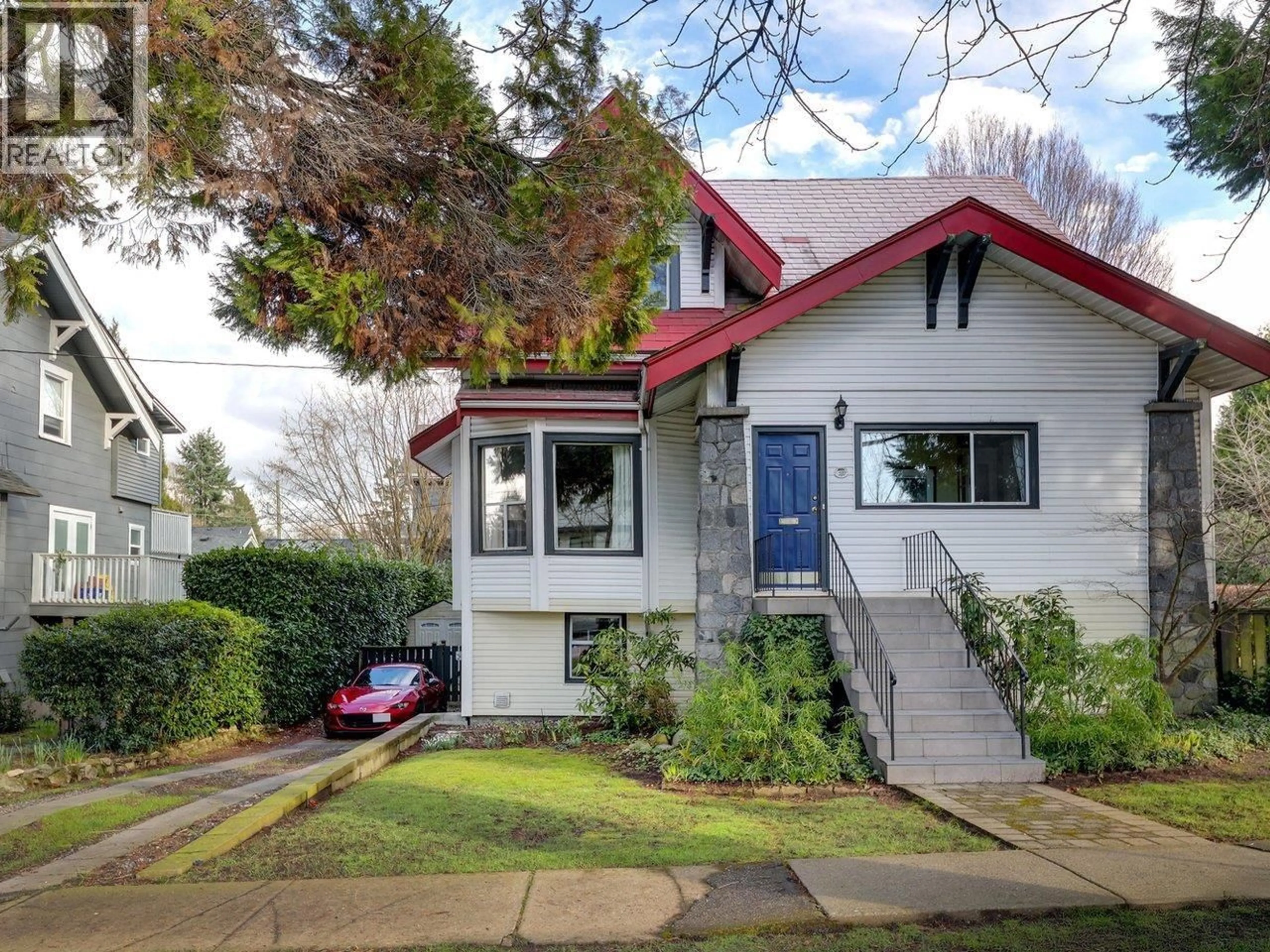 Home with vinyl exterior material, street for 3480 YUKON STREET, Vancouver British Columbia V5Y3S2