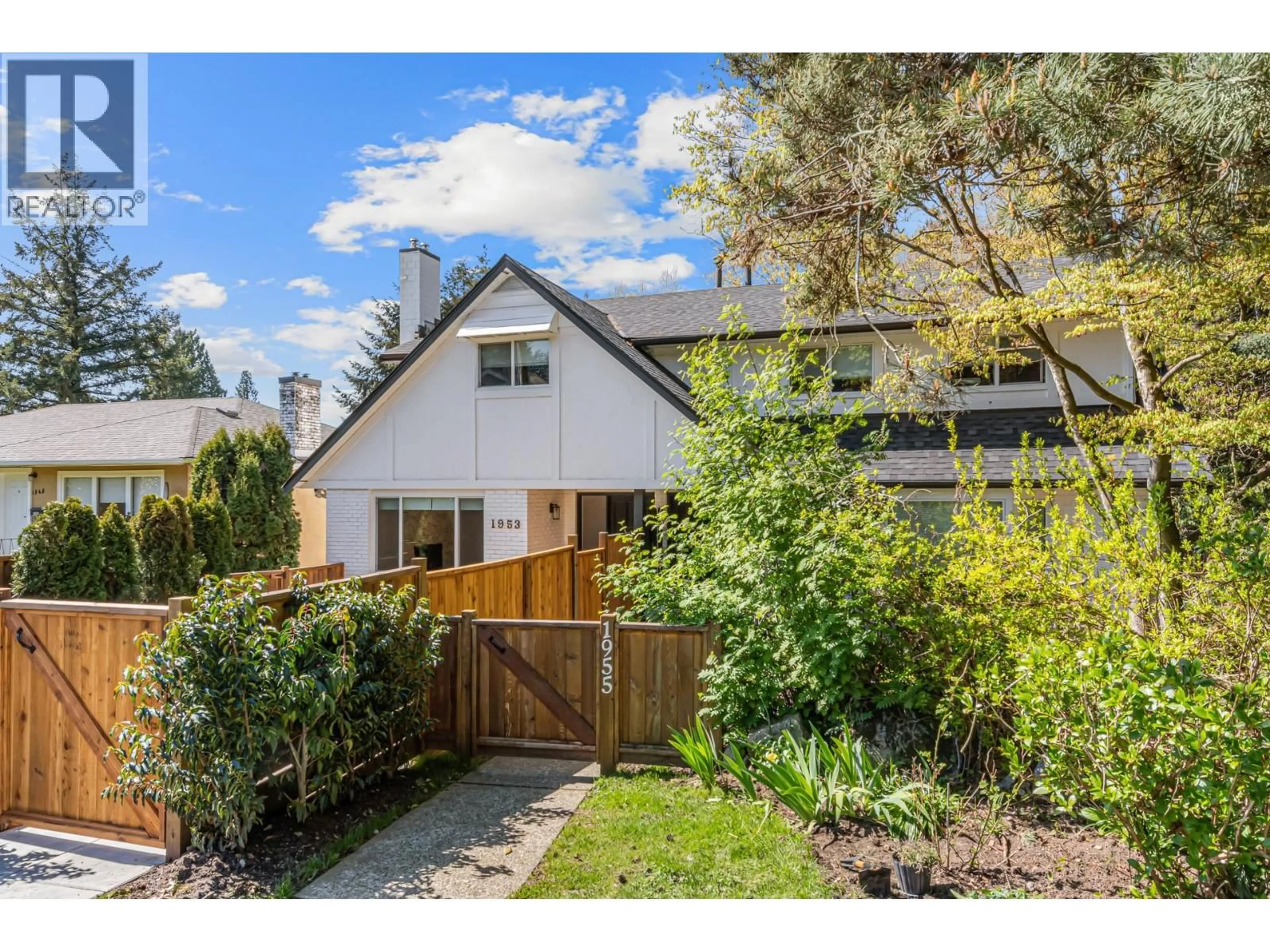 A pic from outside/outdoor area/front of a property/back of a property/a pic from drone, street for 1955 CHESTERFIELD AVENUE, North Vancouver British Columbia V7M2P4