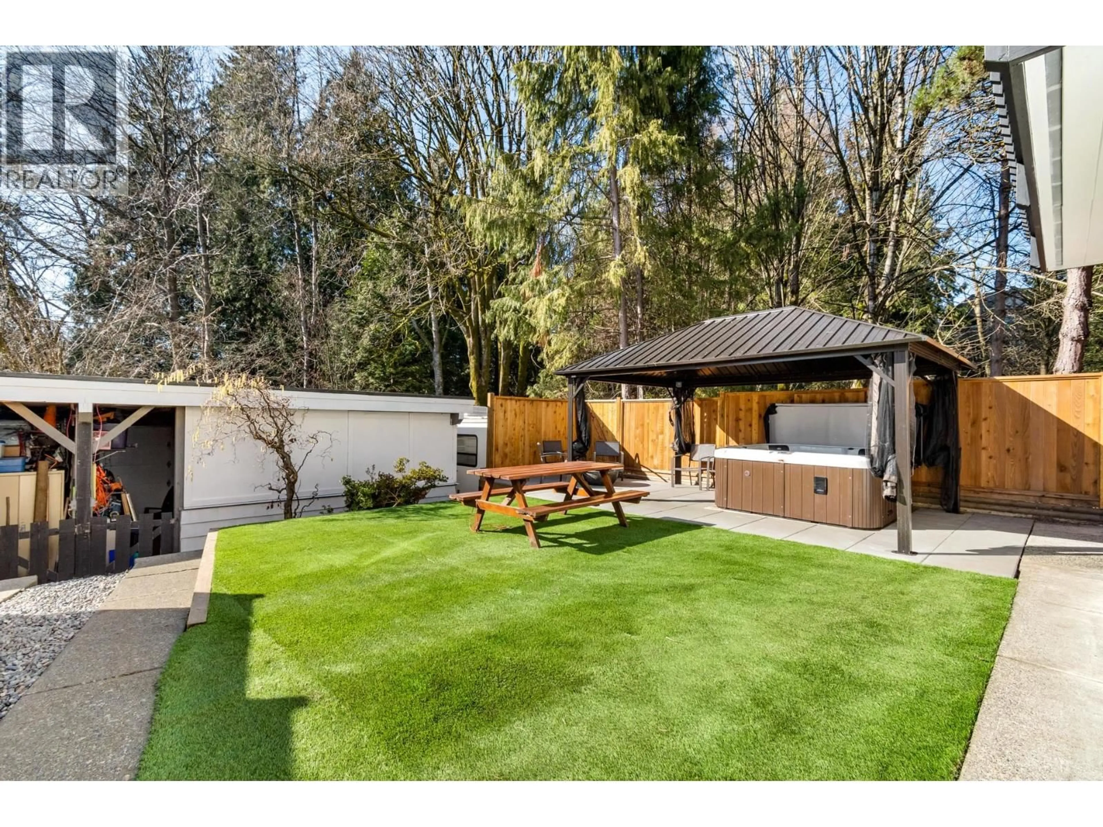 A pic from outside/outdoor area/front of a property/back of a property/a pic from drone, unknown for 1955 CHESTERFIELD AVENUE, North Vancouver British Columbia V7M2P4