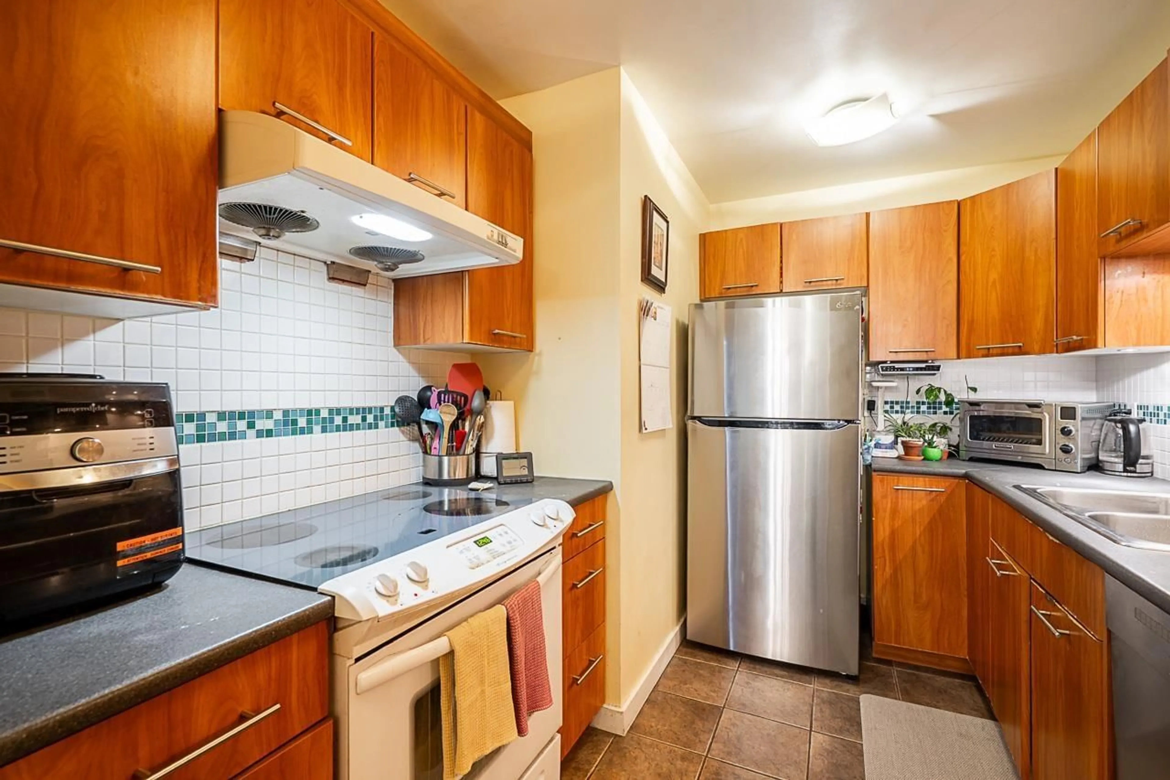 Standard kitchen, ceramic/tile floor for 106 - 10644 151A STREET, Surrey British Columbia V3R8R3