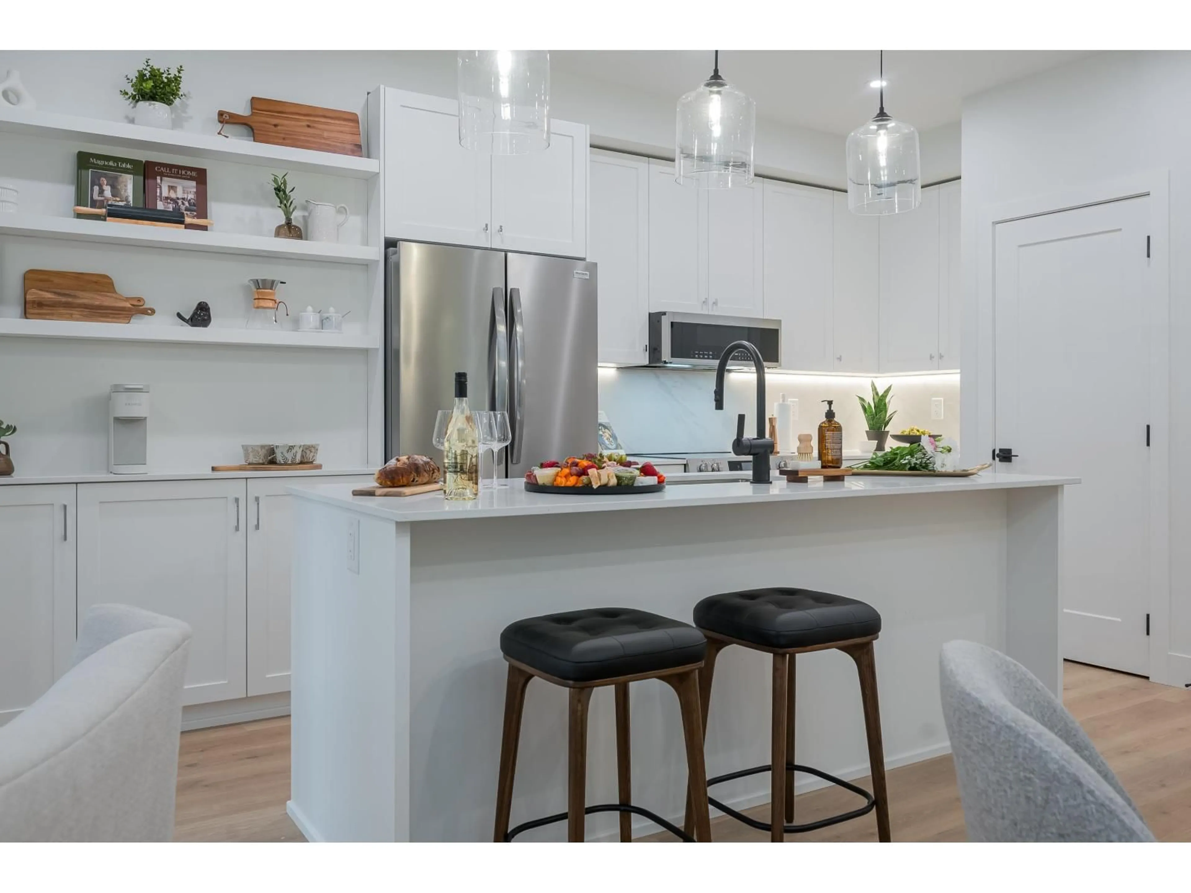 Open concept kitchen, wood/laminate floor for 506 - 46185 THOMAS ROAD, Chilliwack British Columbia V2R6H3