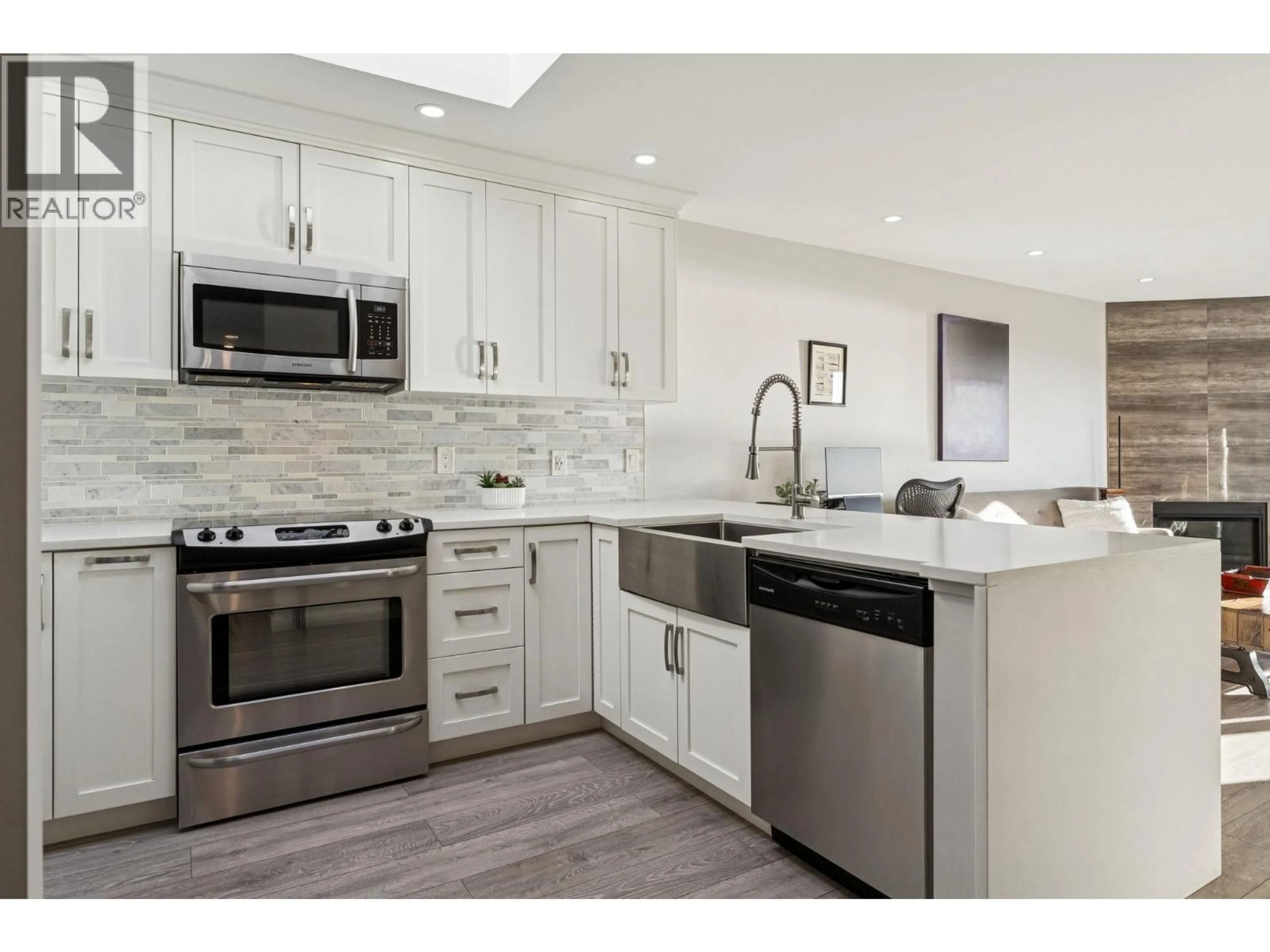 Open concept kitchen, ceramic/tile floor for 305 - 175 4TH STREET, North Vancouver British Columbia V7M1H6
