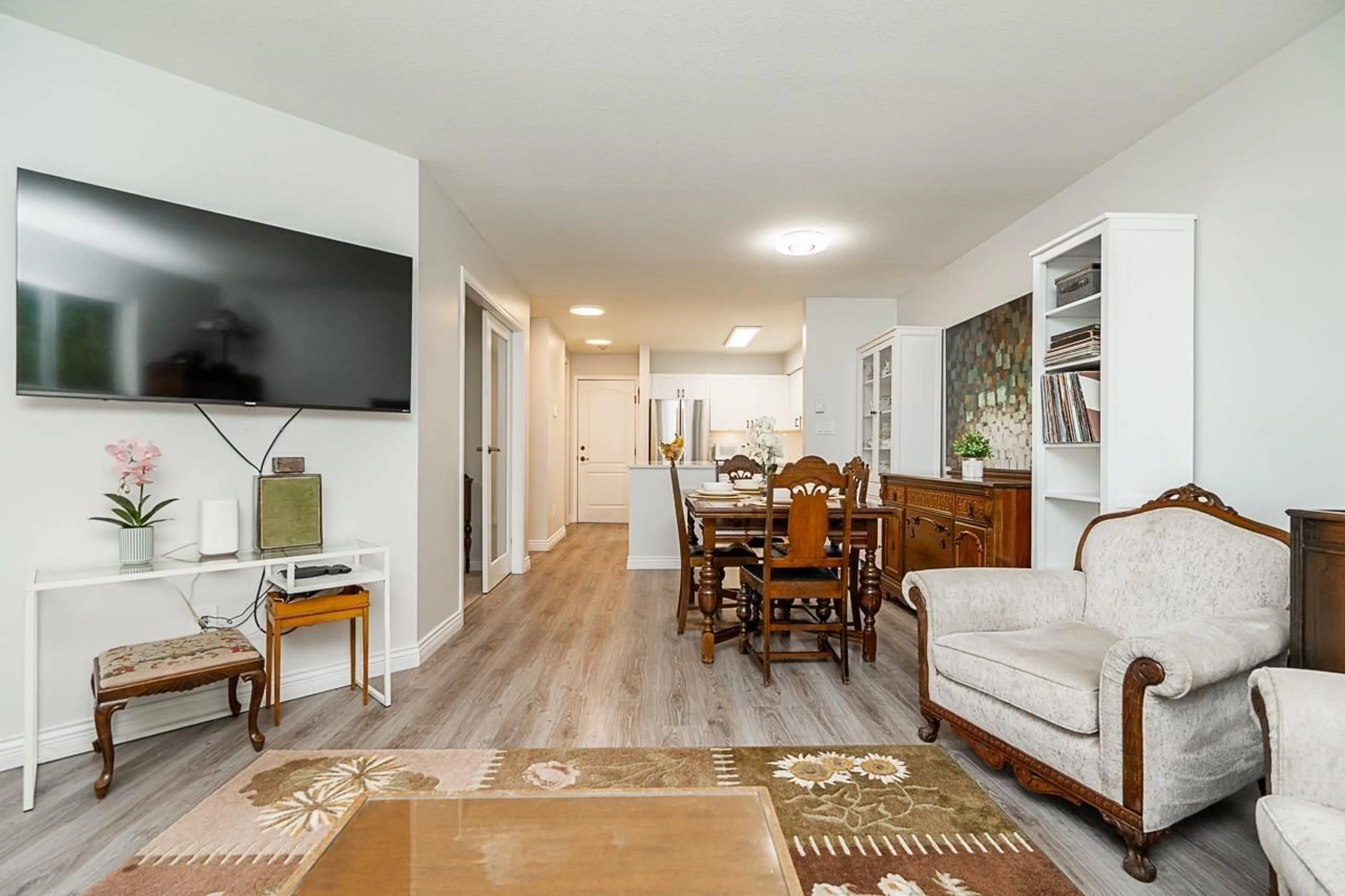 Living room with furniture, unknown for 212 - 15991 THRIFT AVENUE, White Rock British Columbia V4B2M9