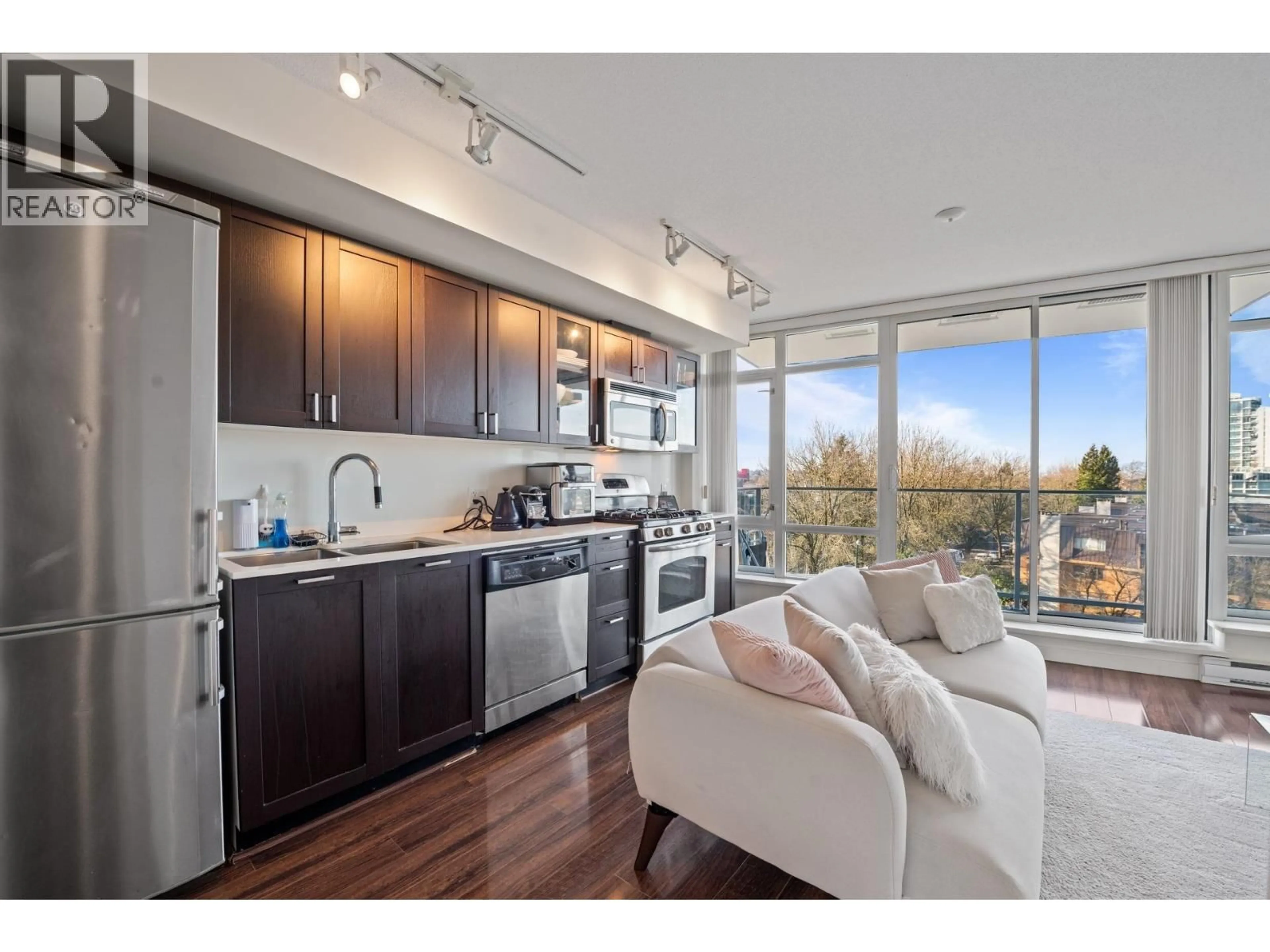 Open concept kitchen, wood/laminate floor for 612 - 4888 NANAIMO STREET, Vancouver British Columbia V5N0B5
