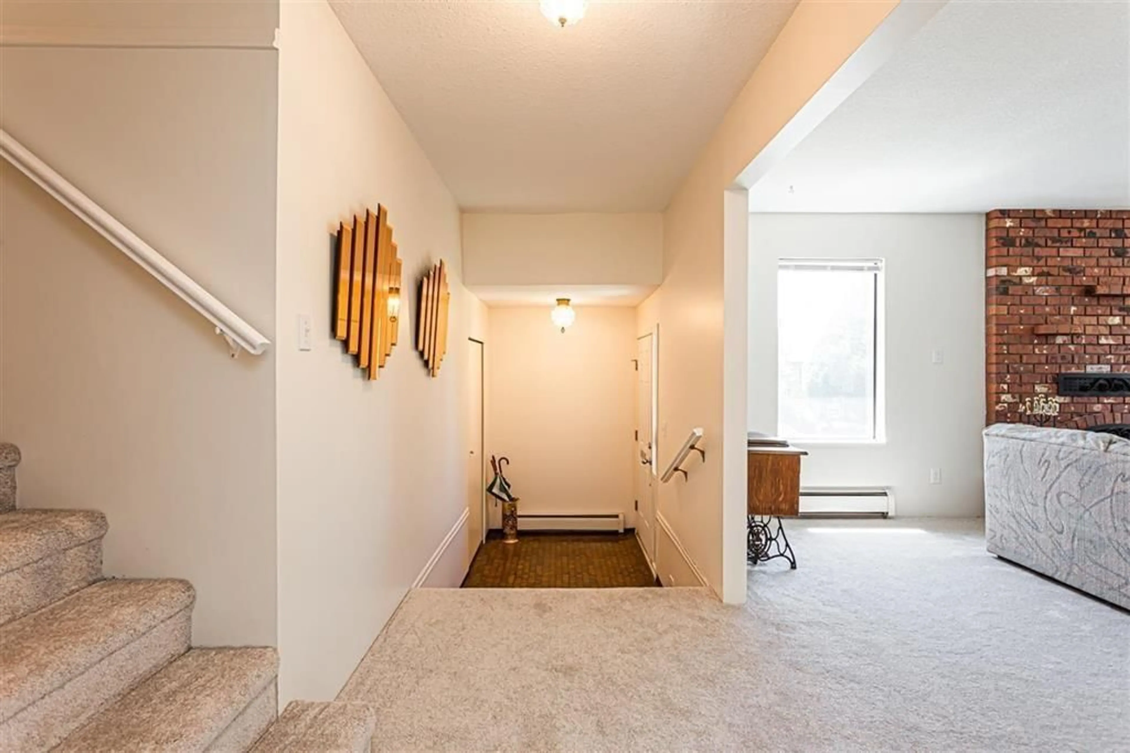 Indoor foyer for 9092 HARDY ROAD, Delta British Columbia V4C7V9