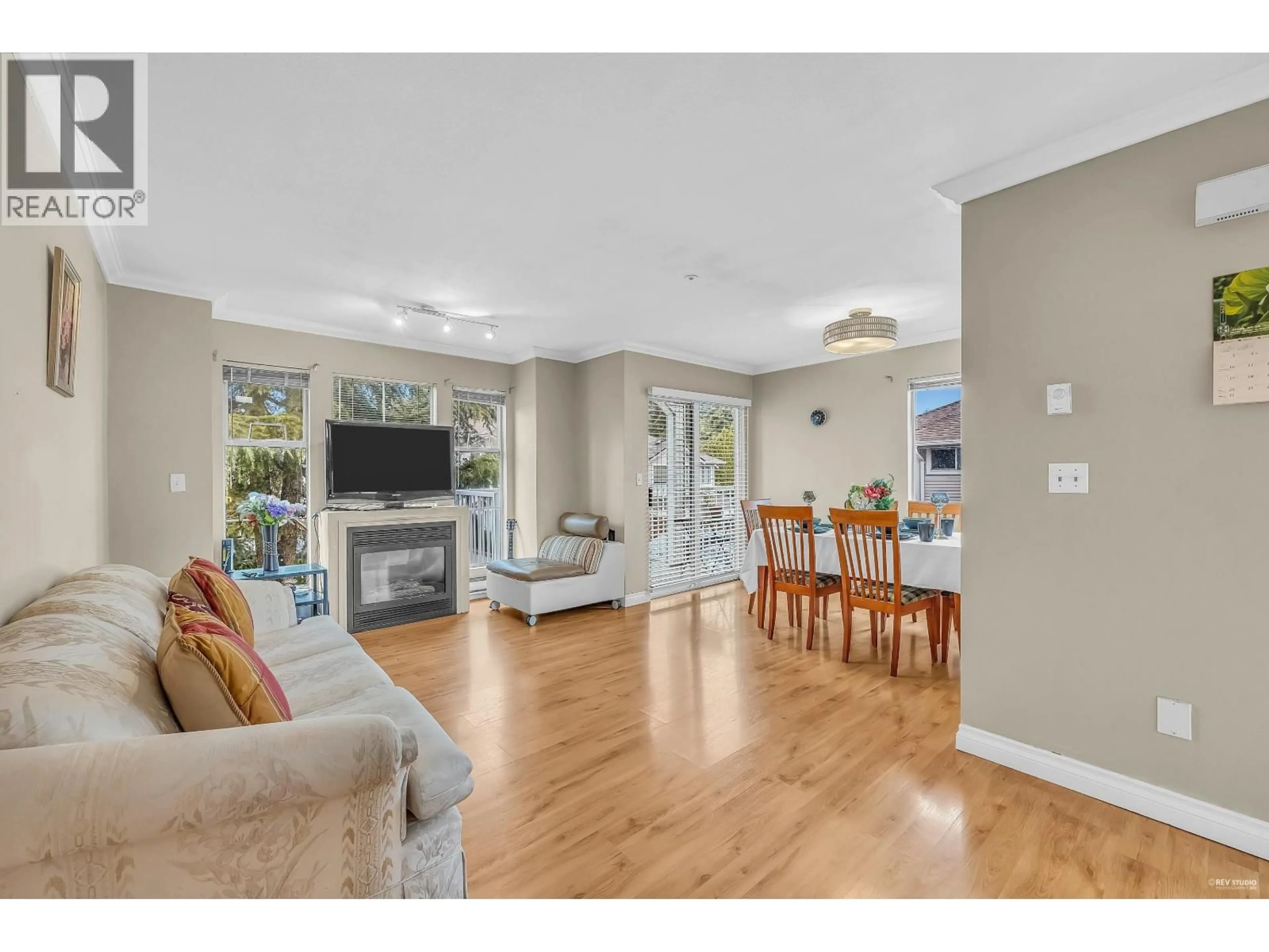 Living room with furniture, wood/laminate floor for 20 - 12188 HARRIS ROAD, Pitt Meadows British Columbia V3Y2N3