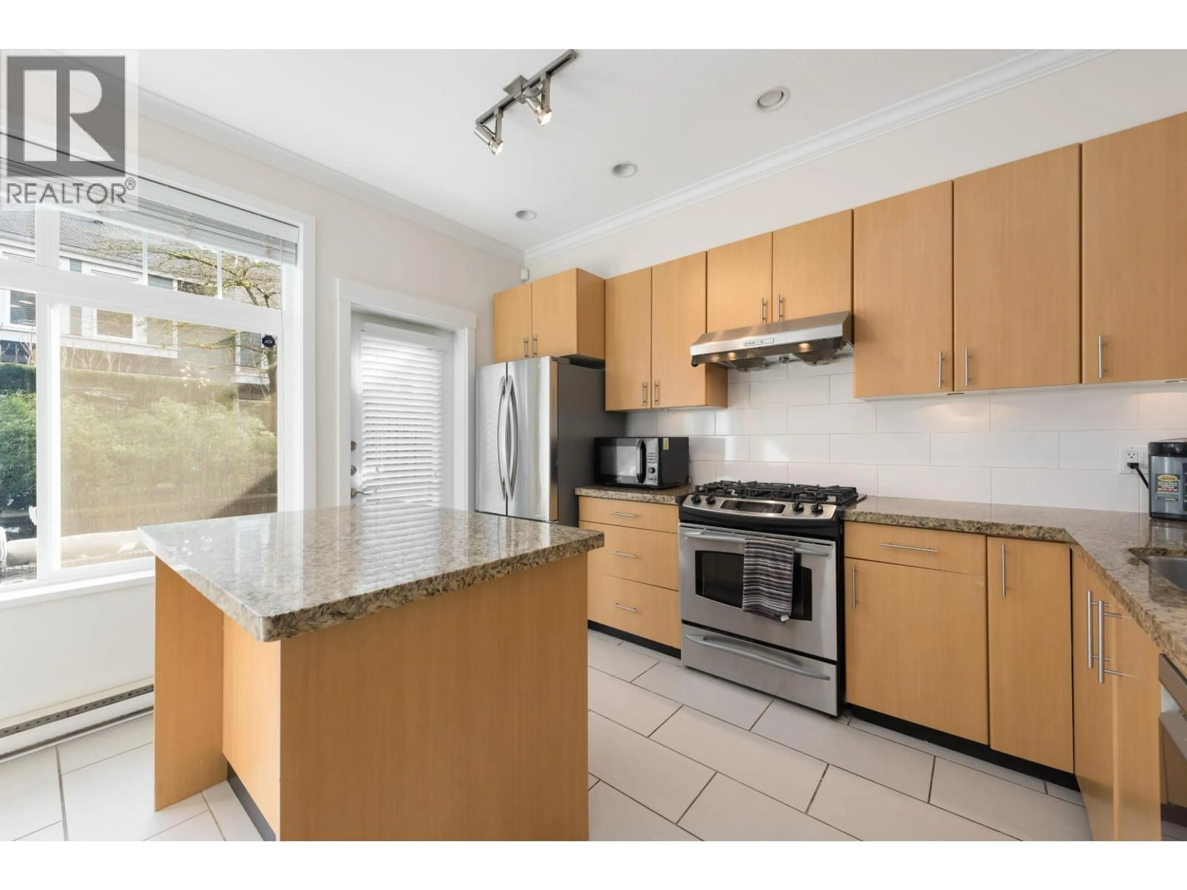 Standard kitchen, unknown for 319 59TH AVENUE, Vancouver British Columbia V5X1X3