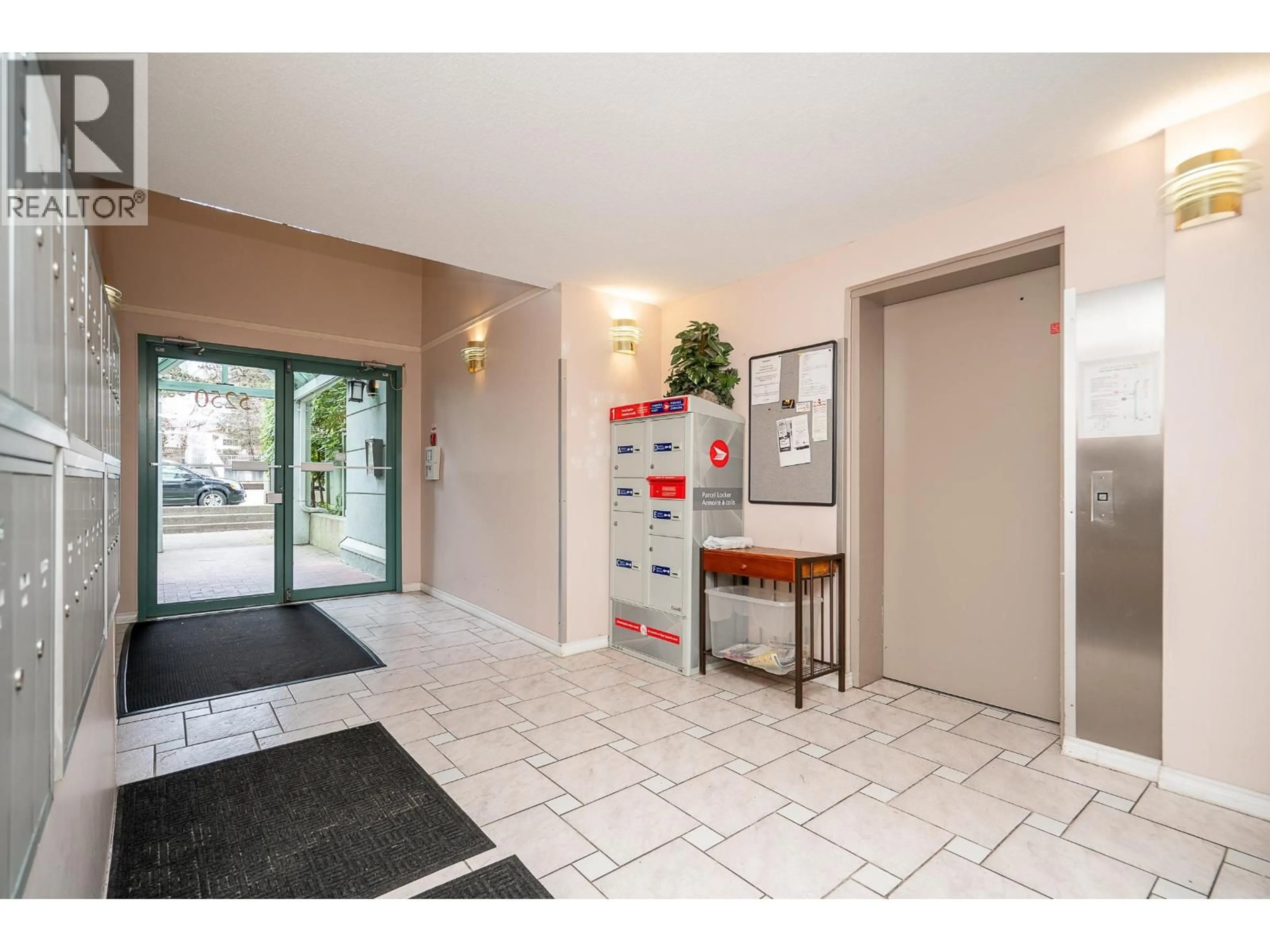Indoor foyer for 109 - 5250 VICTORY STREET, Burnaby British Columbia V5J5H2