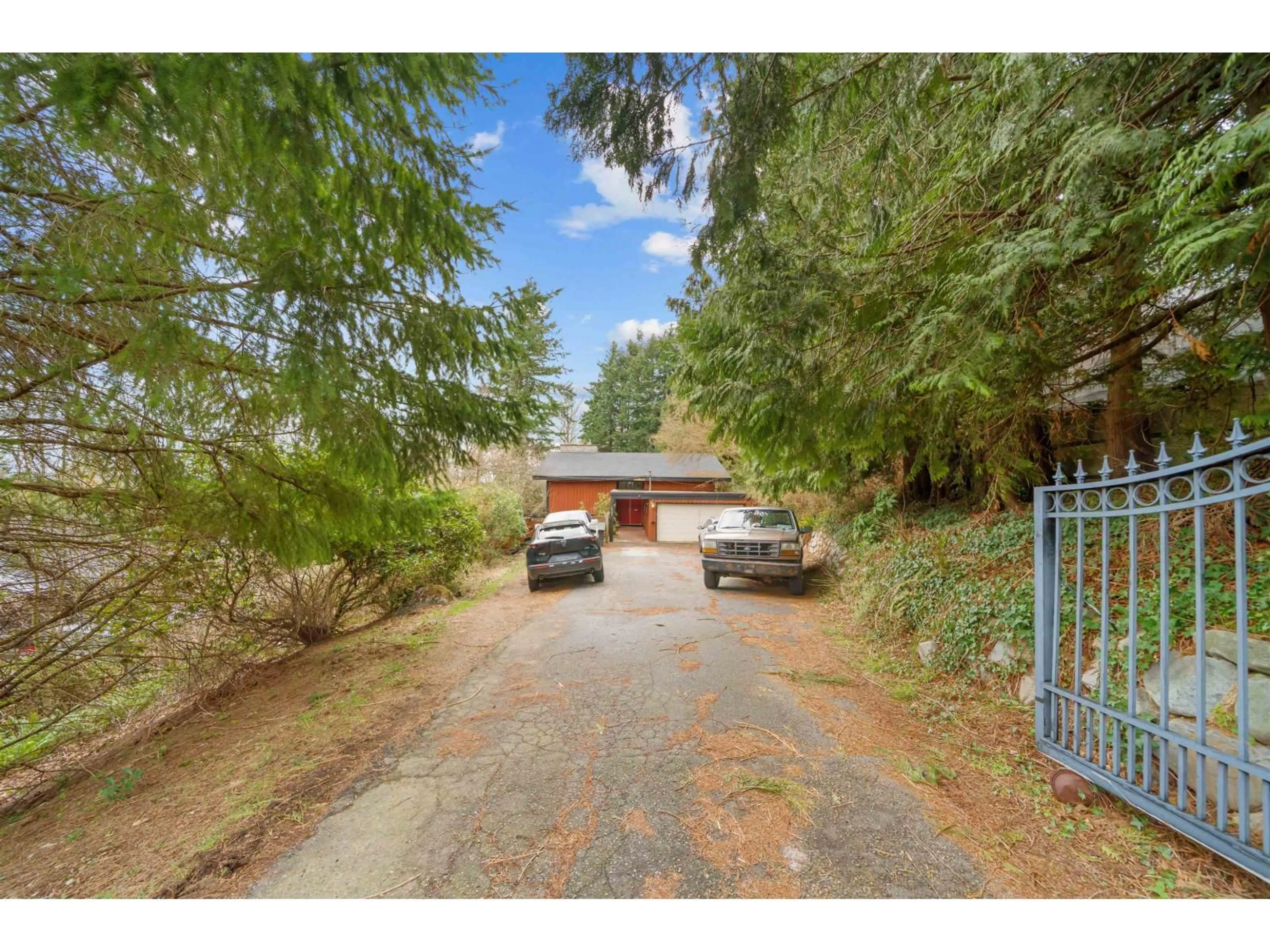A pic from outside/outdoor area/front of a property/back of a property/a pic from drone, street for 7701 HORNE STREET, Mission British Columbia V2V3Y8