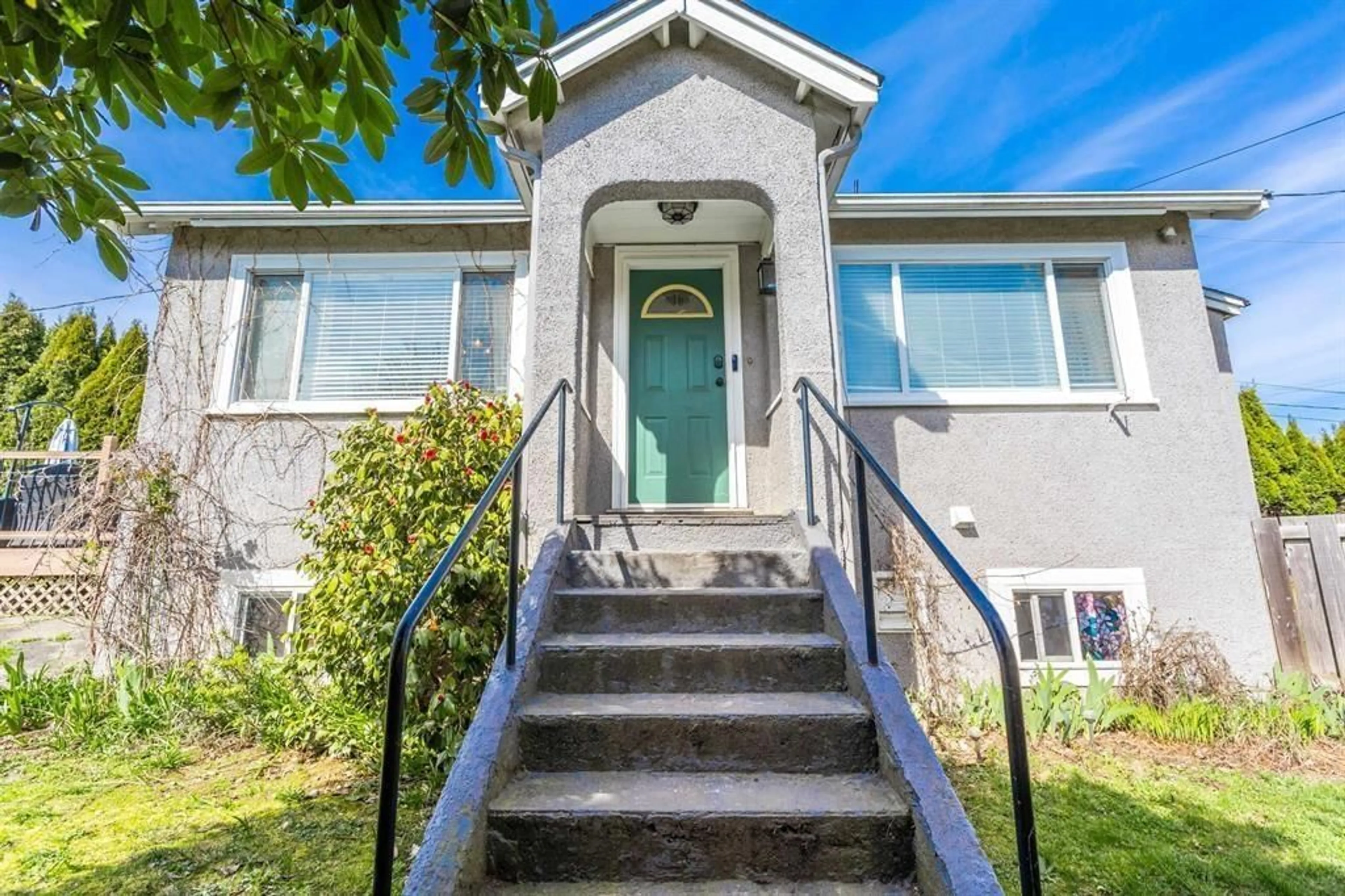 Home with vinyl exterior material, street for 33479 5 AVENUE, Mission British Columbia V2V1X4