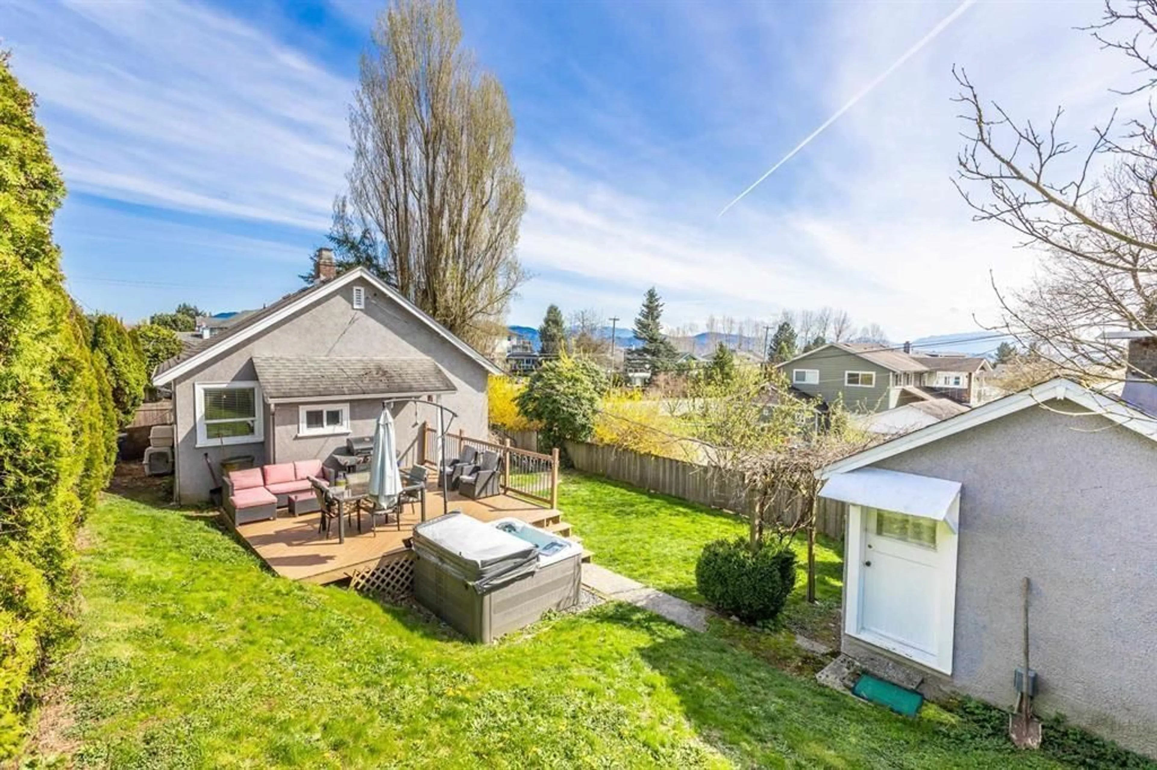 A pic from outside/outdoor area/front of a property/back of a property/a pic from drone, unknown for 33479 5 AVENUE, Mission British Columbia V2V1X4