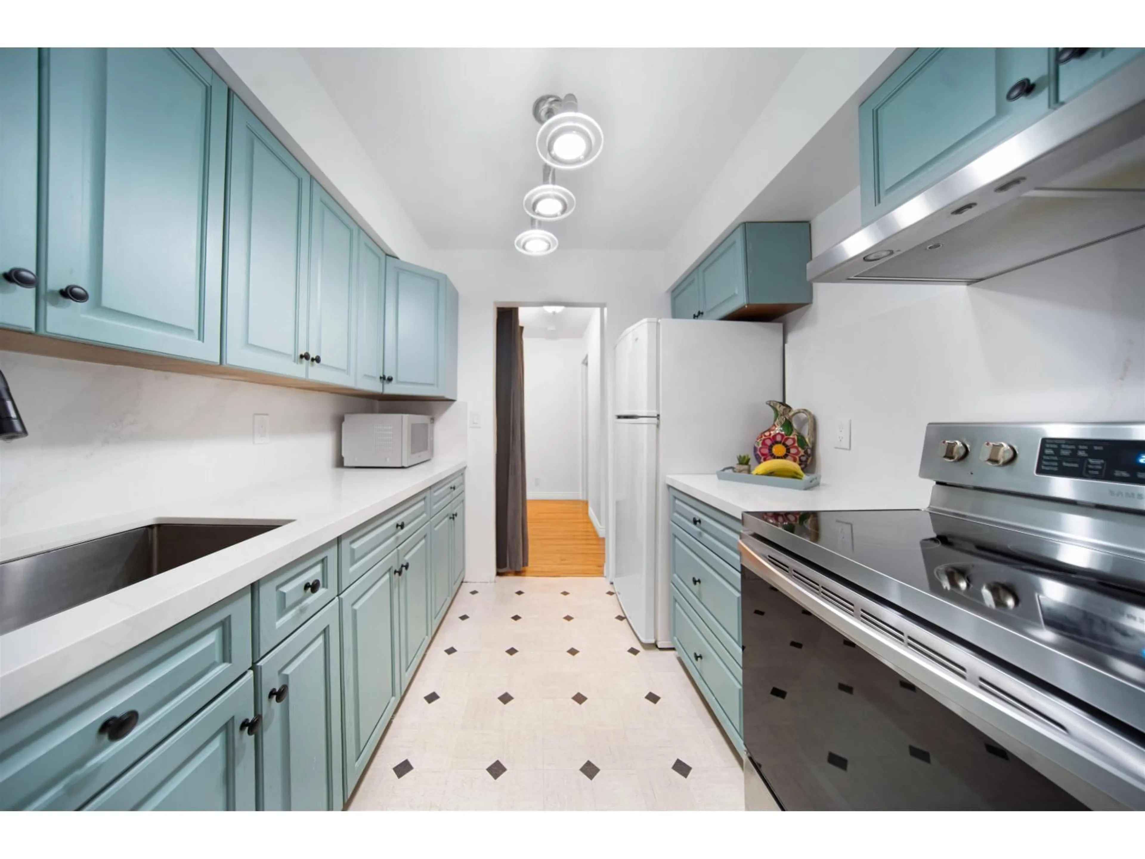 Standard kitchen, ceramic/tile floor for 2306 - 10620 150 STREET, Surrey British Columbia V3R7K3