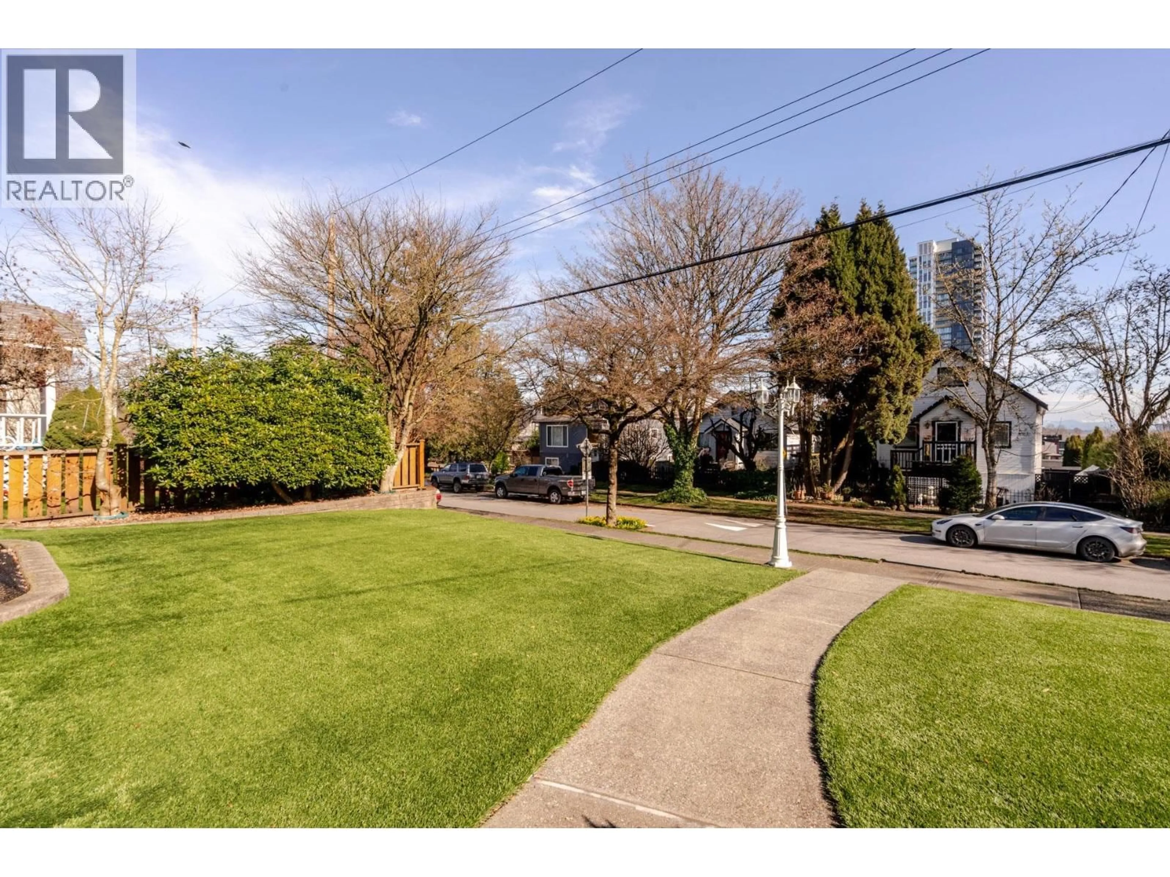 A pic from outside/outdoor area/front of a property/back of a property/a pic from drone, street for 465 GARRETT STREET, New Westminster British Columbia V3L3S3