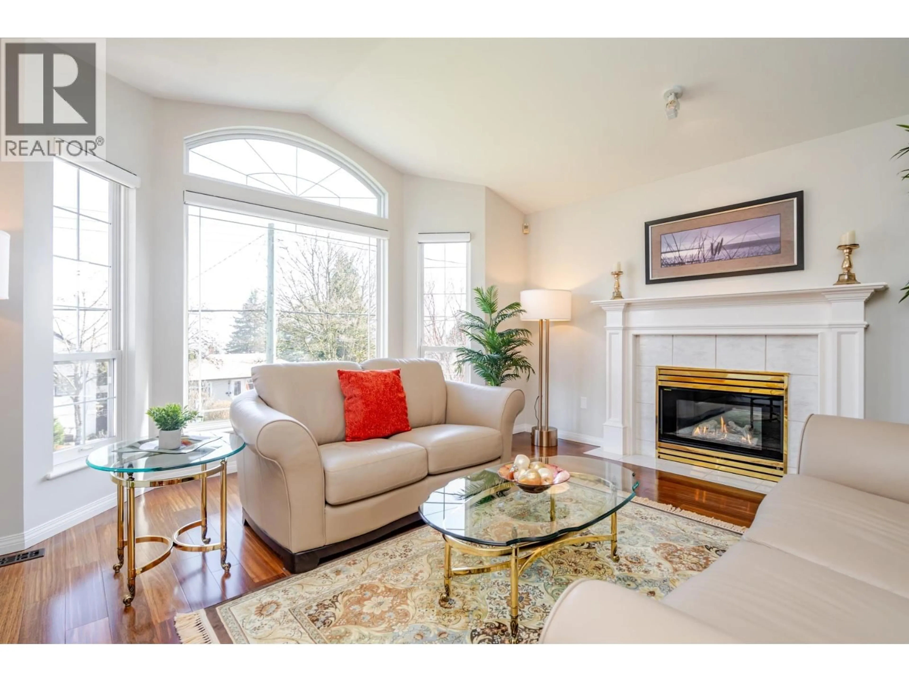 Living room with furniture, wood/laminate floor for 465 GARRETT STREET, New Westminster British Columbia V3L3S3