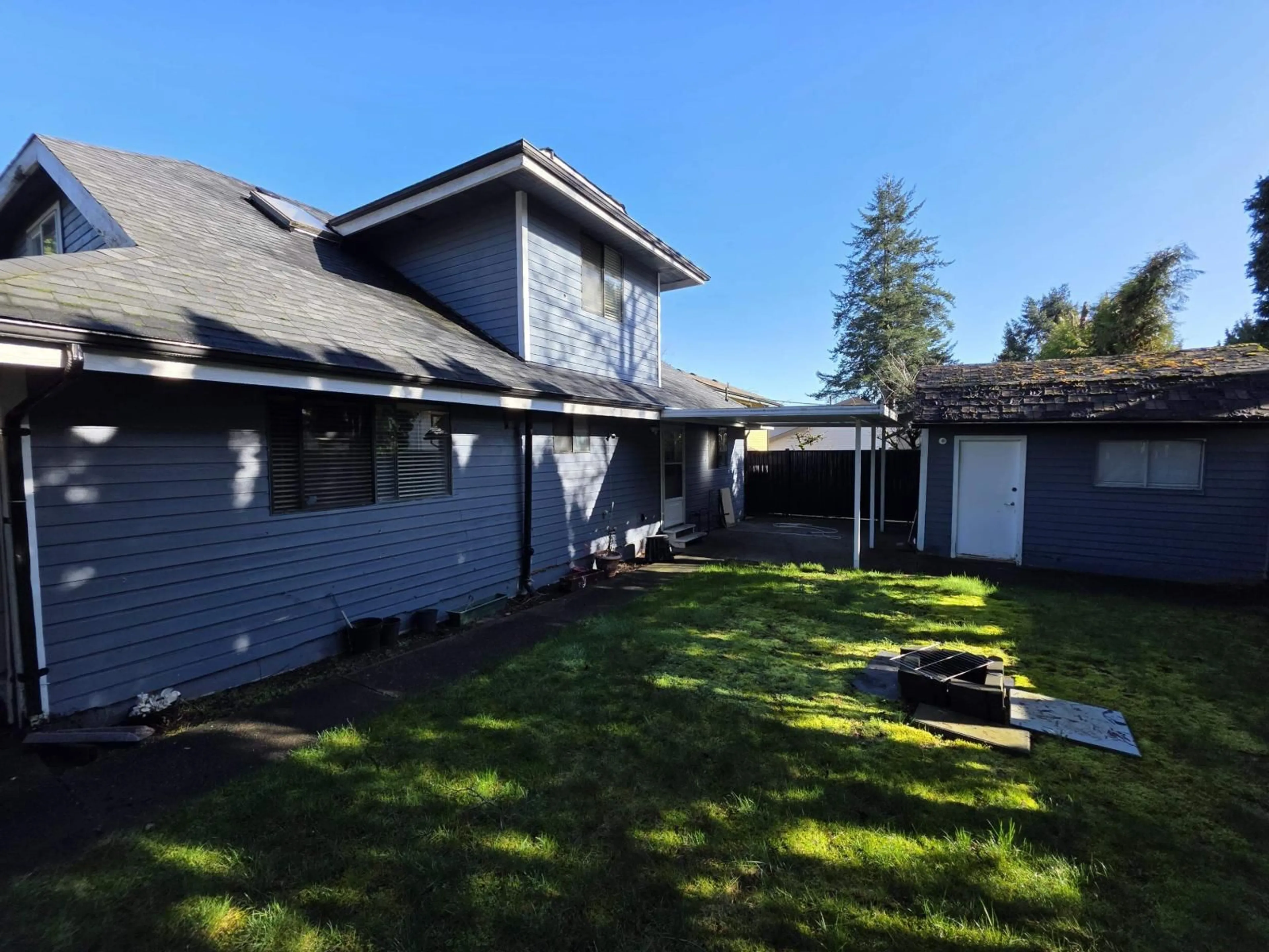 A pic from outside/outdoor area/front of a property/back of a property/a pic from drone, unknown for 6524 133A STREET, Surrey British Columbia V3W8T5