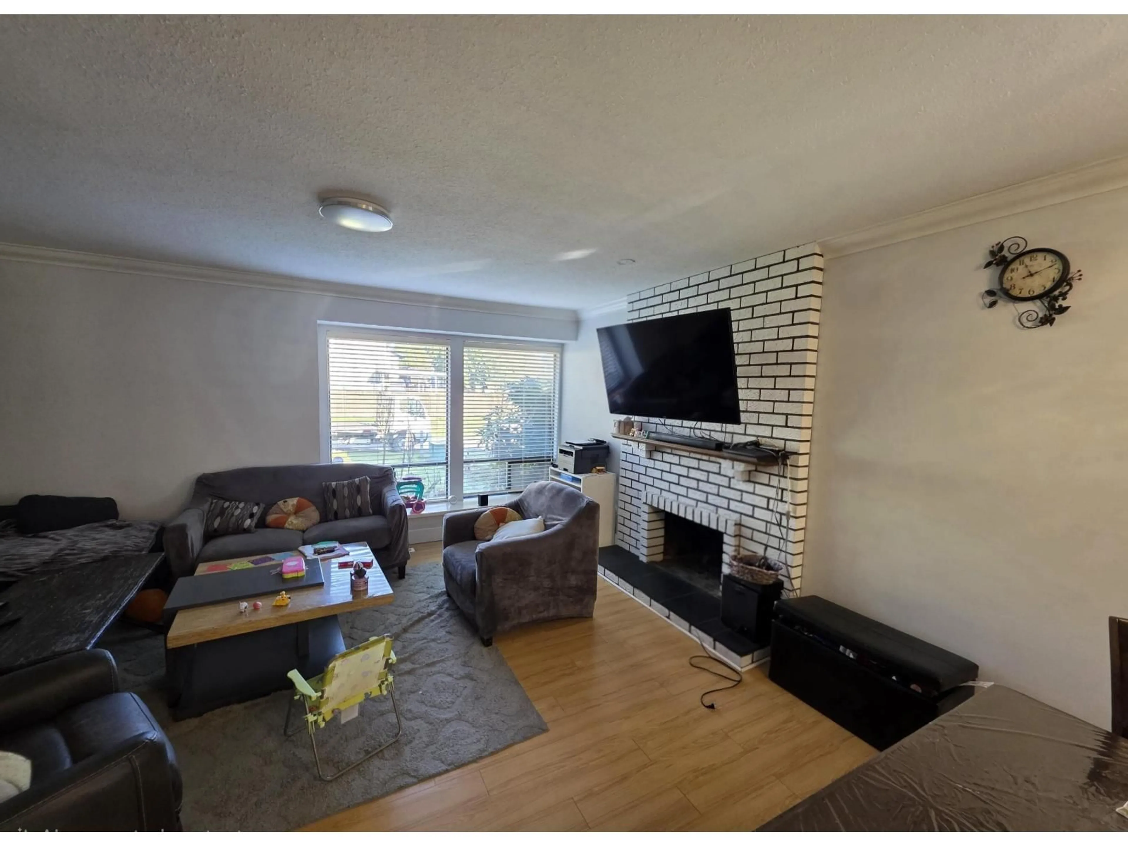 Living room with furniture, wood/laminate floor for 6524 133A STREET, Surrey British Columbia V3W8T5