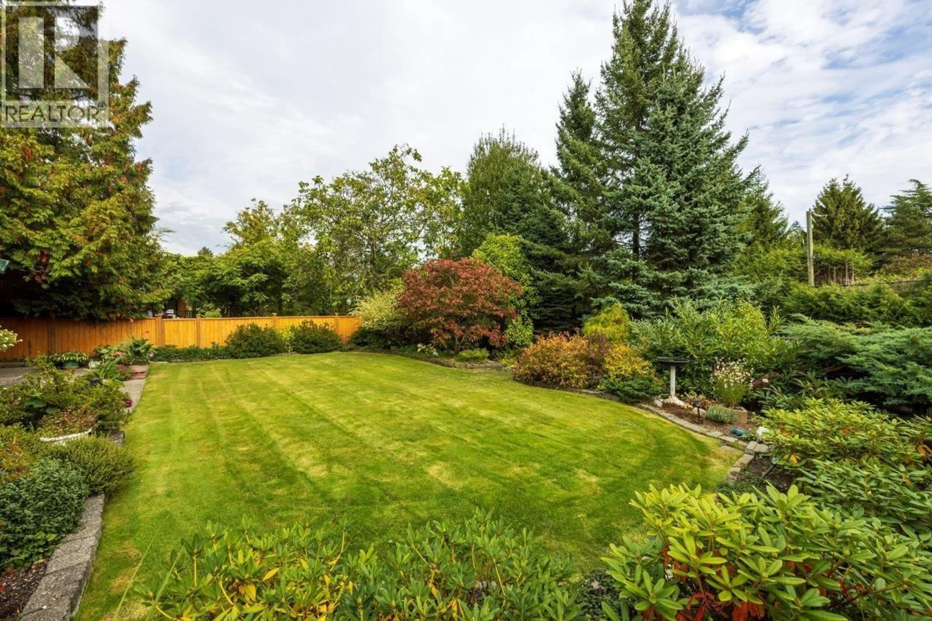 A pic from outside/outdoor area/front of a property/back of a property/a pic from drone, forest/trees view for 6364 PARKVIEW PLACE, Burnaby British Columbia V5E4B6