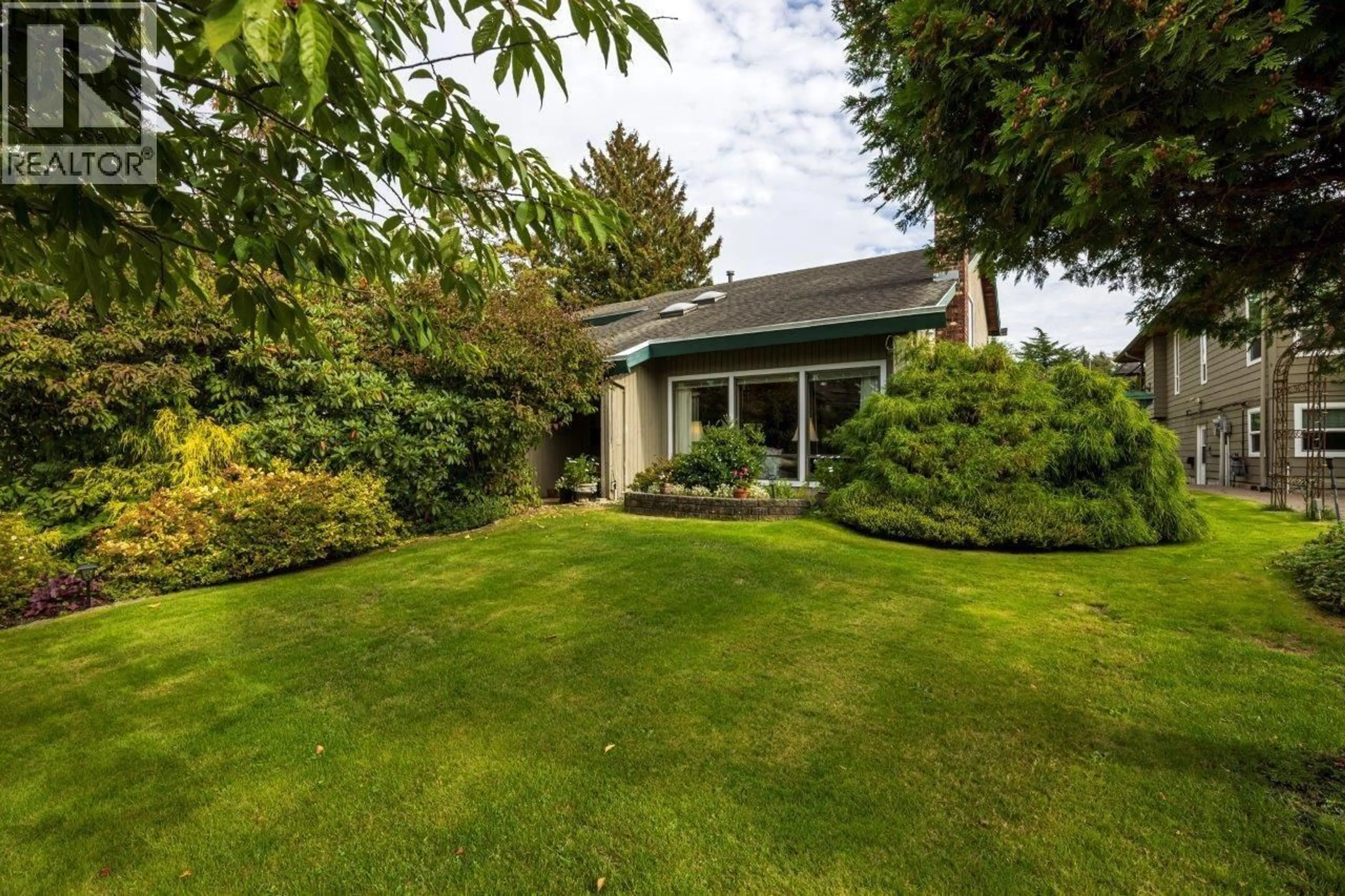 A pic from outside/outdoor area/front of a property/back of a property/a pic from drone, street for 6364 PARKVIEW PLACE, Burnaby British Columbia V5E4B6