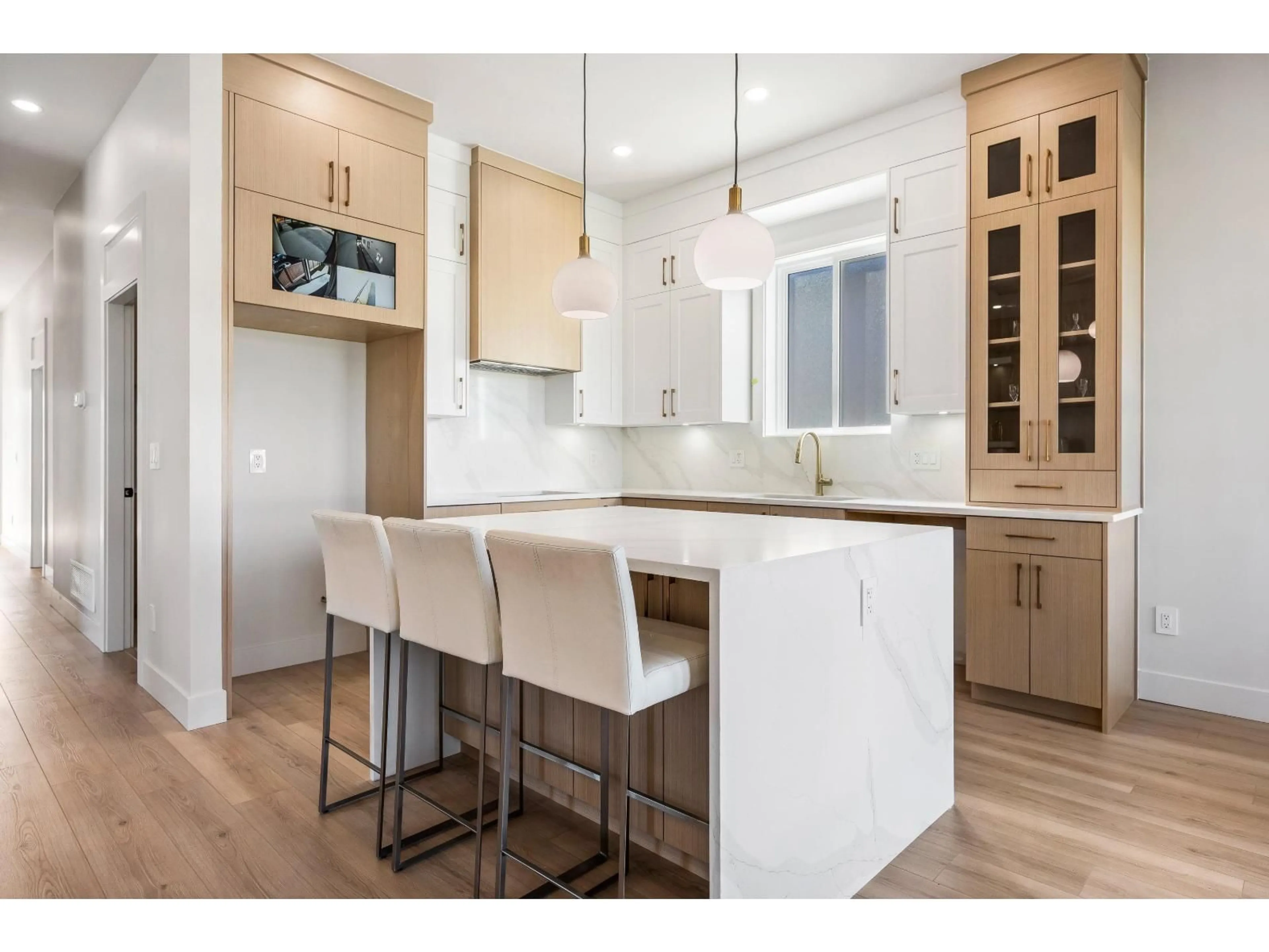 Open concept kitchen, wood/laminate floor for 46347 MAPLE AVENUE, Chilliwack British Columbia V2P2J5