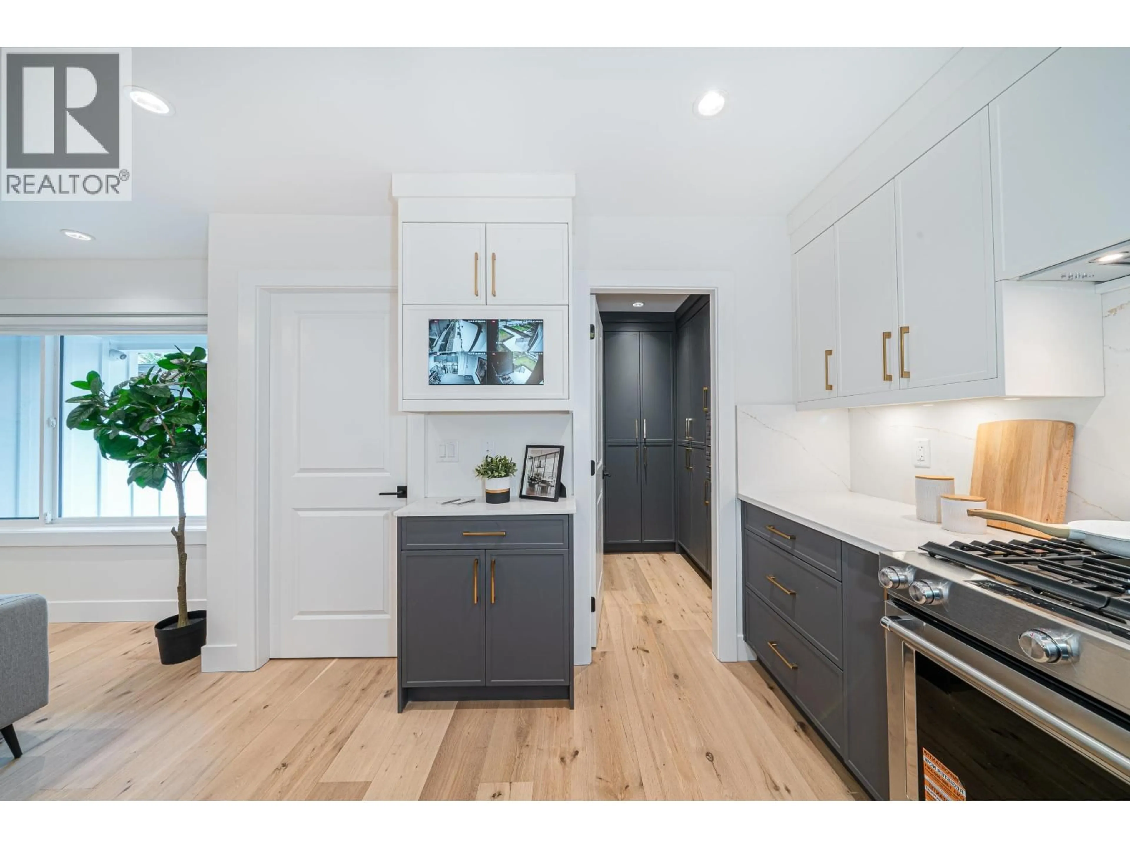 Open concept kitchen, wood/laminate floor for 4919 VENABLES STREET, Burnaby British Columbia V5B1X8