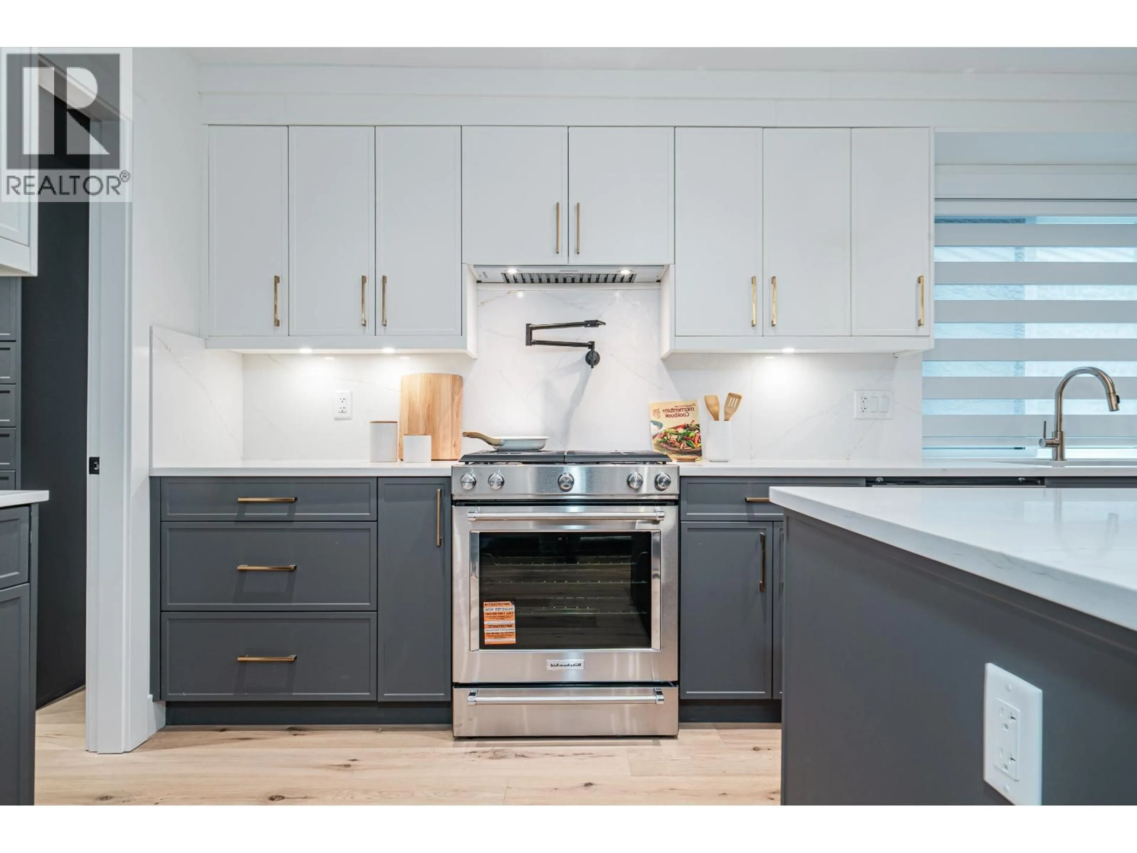 Open concept kitchen, wood/laminate floor for 4919 VENABLES STREET, Burnaby British Columbia V5B1X8