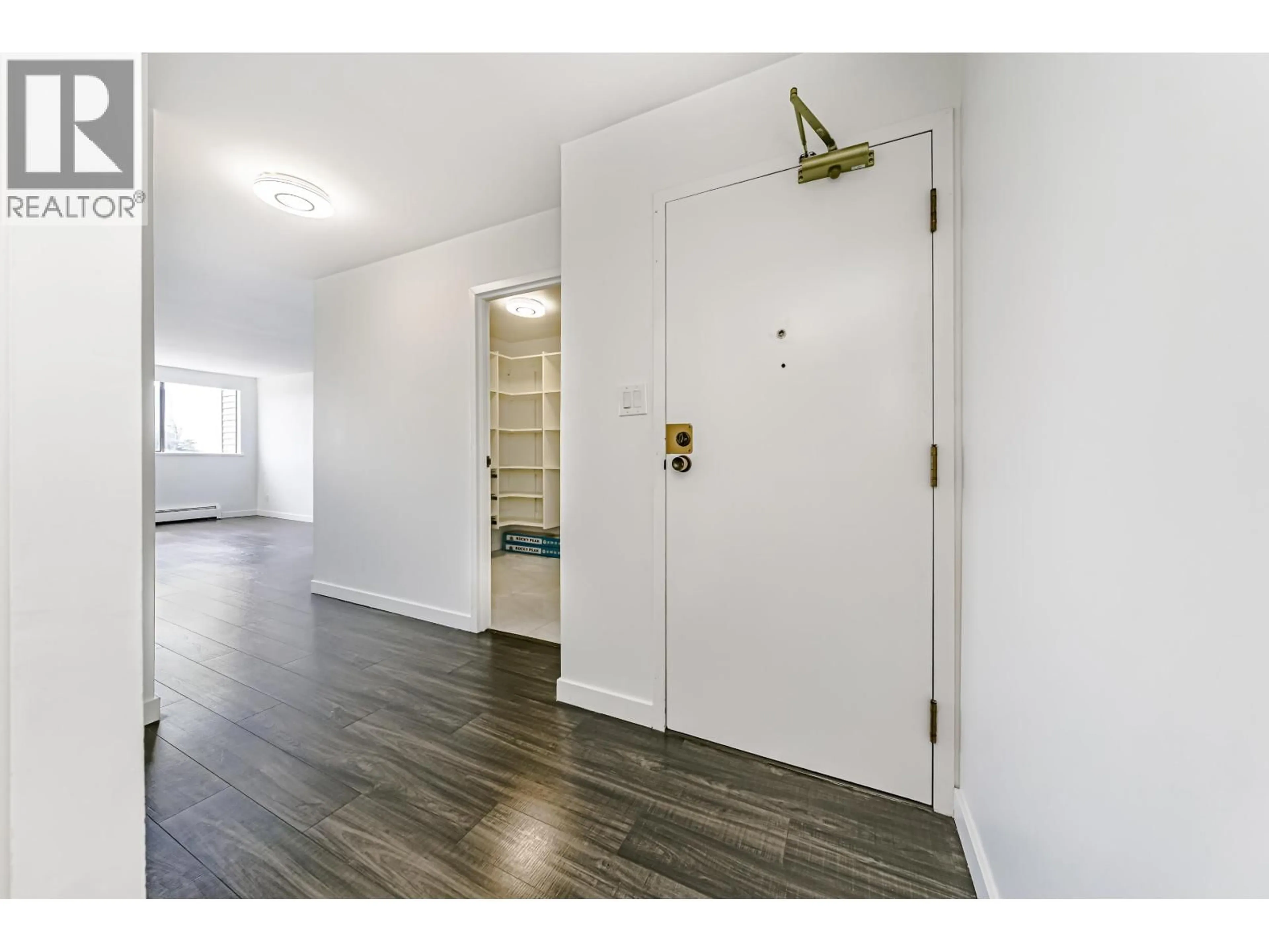 Indoor entryway for 302 - 225 SIXTH STREET, New Westminster British Columbia V3L3A5