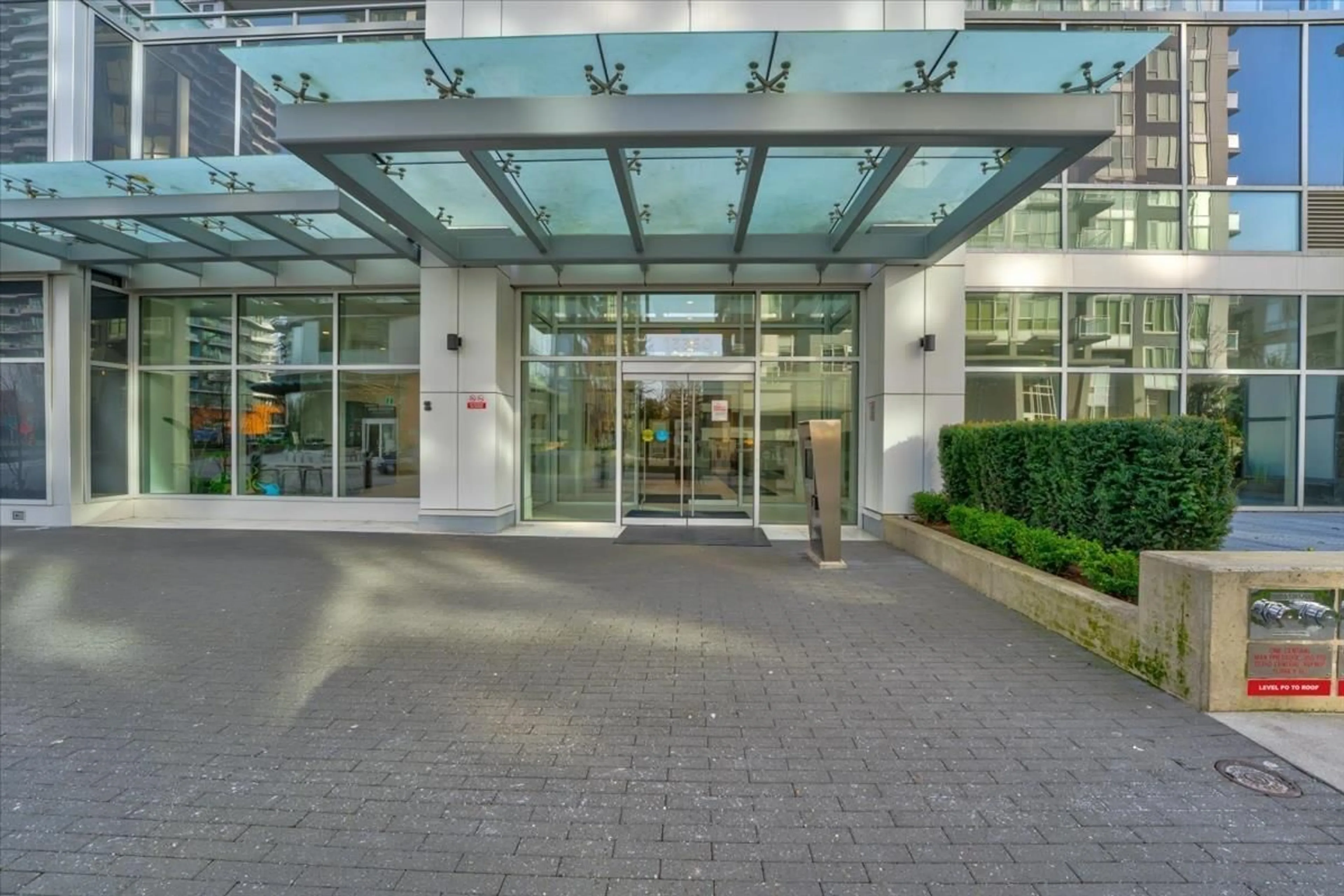 Indoor foyer for 3805 - 13350 CENTRAL AVENUE, Surrey British Columbia V3T0S1