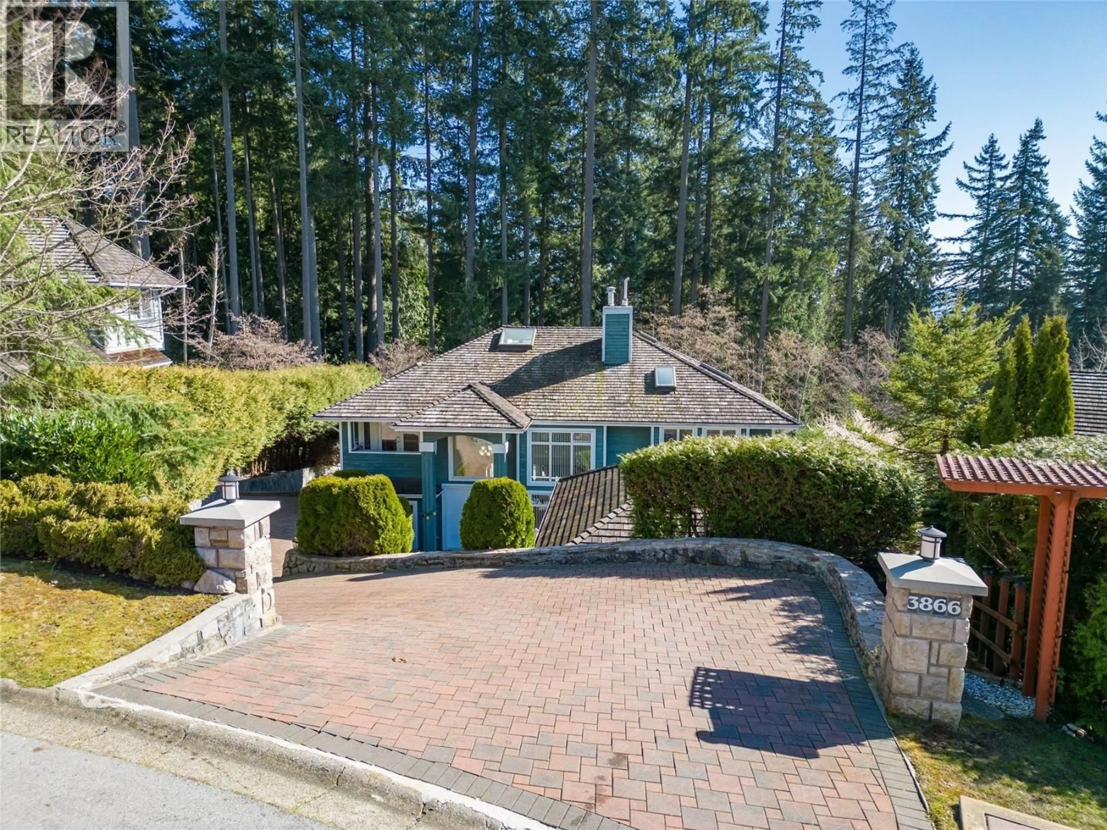 A pic from outside/outdoor area/front of a property/back of a property/a pic from drone, unknown for 3866 MICHENER WAY, North Vancouver British Columbia V7K3C7
