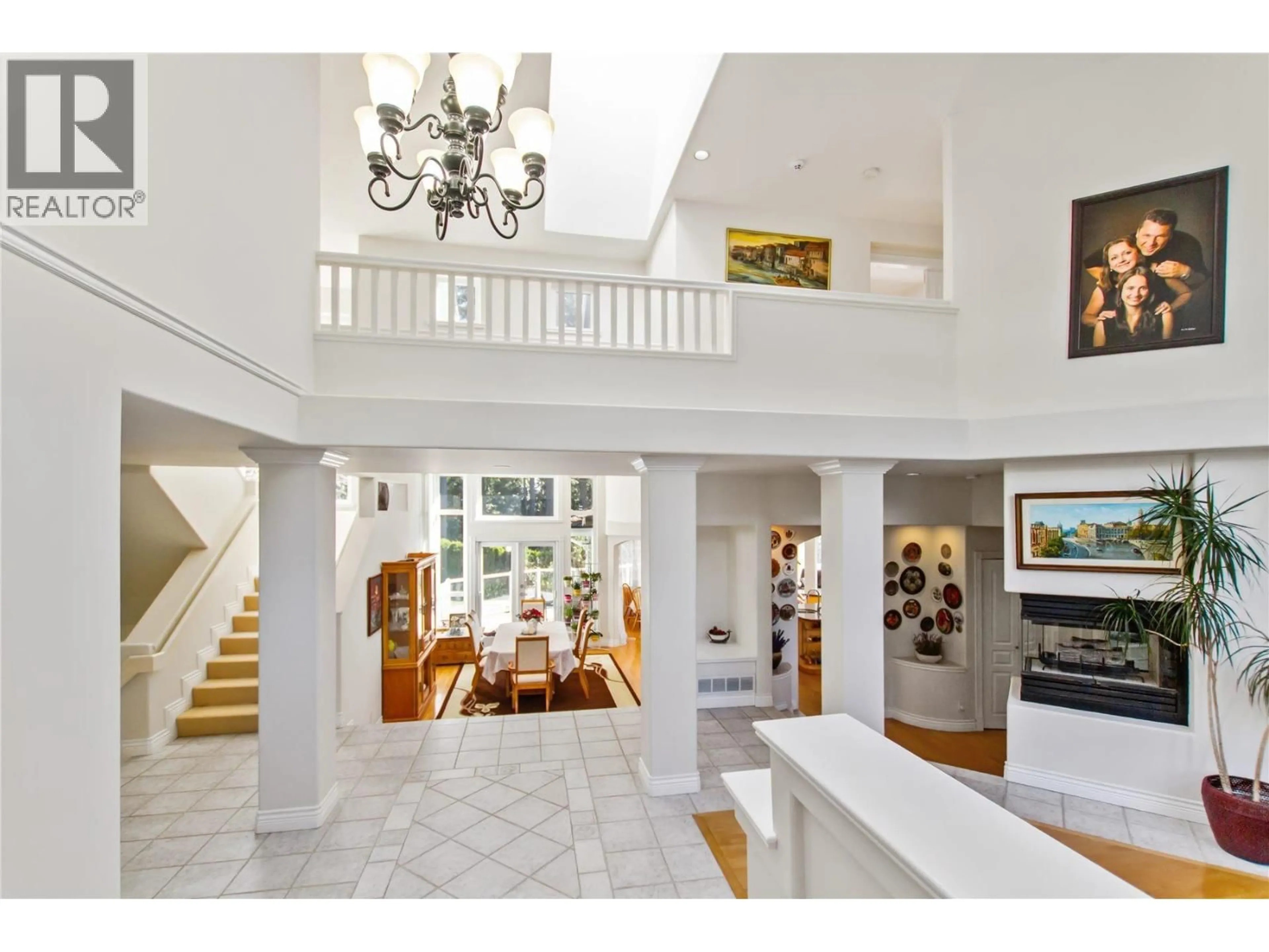 Indoor foyer for 3866 MICHENER WAY, North Vancouver British Columbia V7K3C7