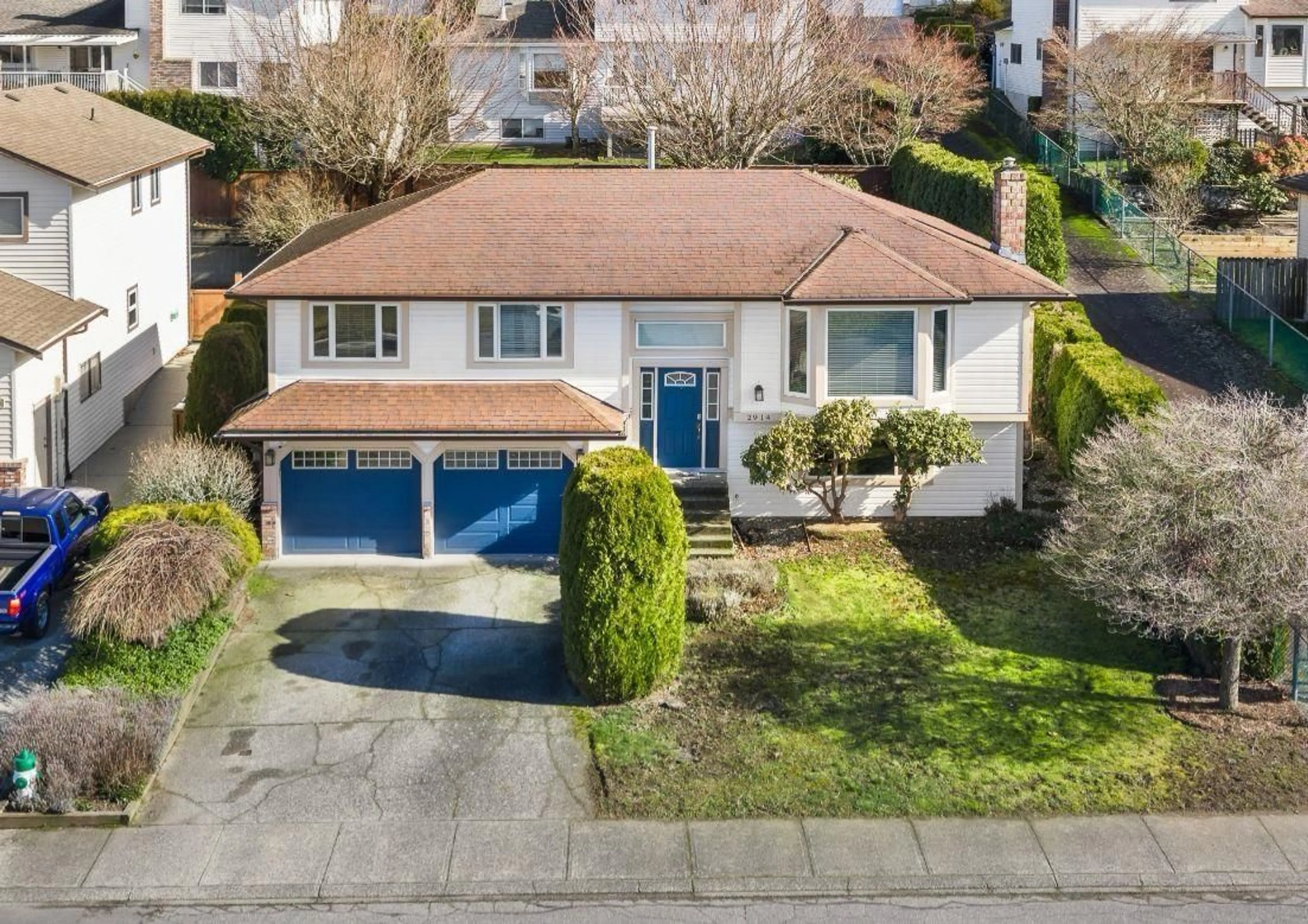 A pic from outside/outdoor area/front of a property/back of a property/a pic from drone, street for 2914 GLENSHIEL DRIVE, Abbotsford British Columbia V3G1G8
