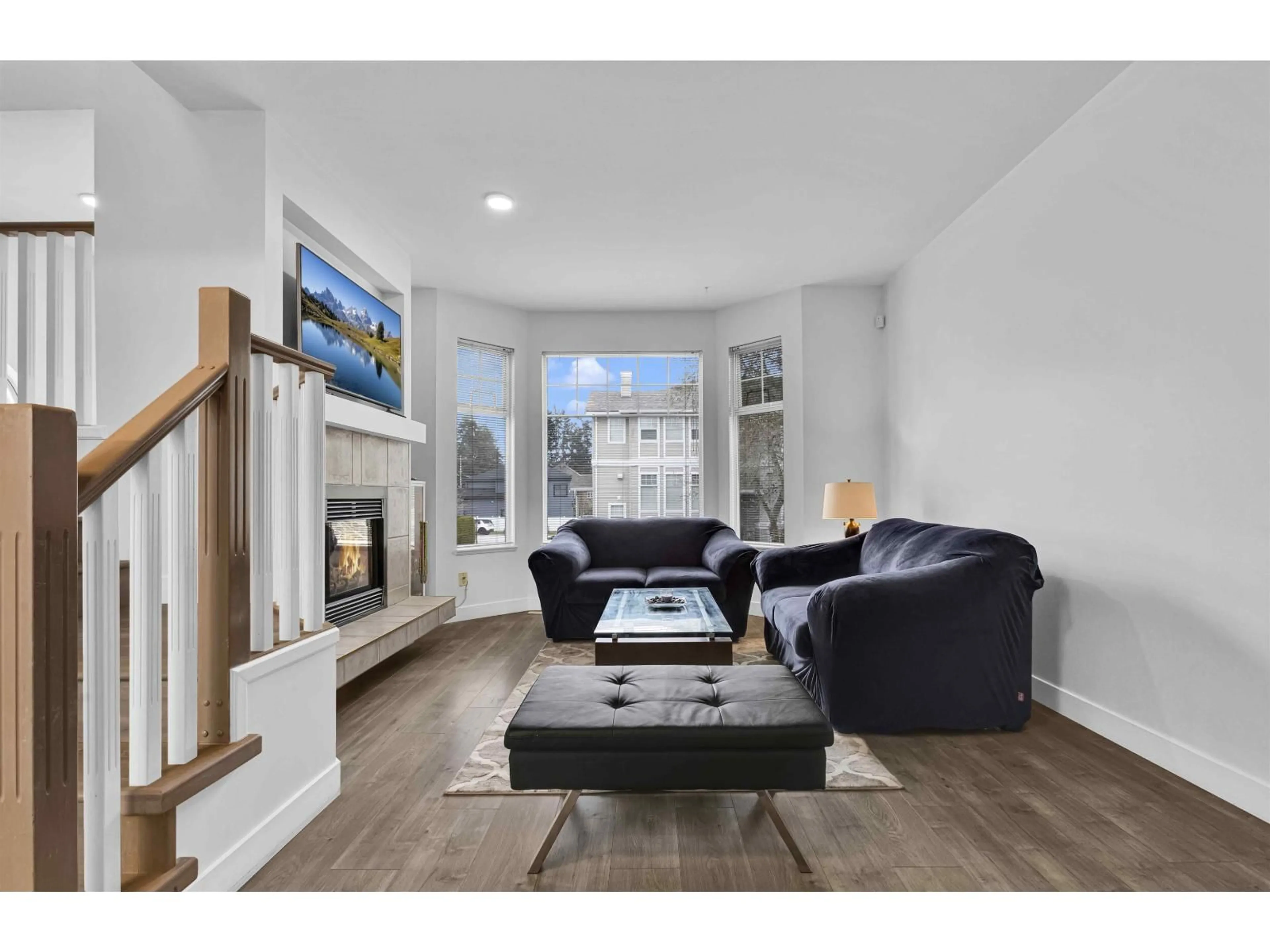 Living room with furniture, wood/laminate floor for 27 - 6518 121 STREET, Surrey British Columbia V3W1C4