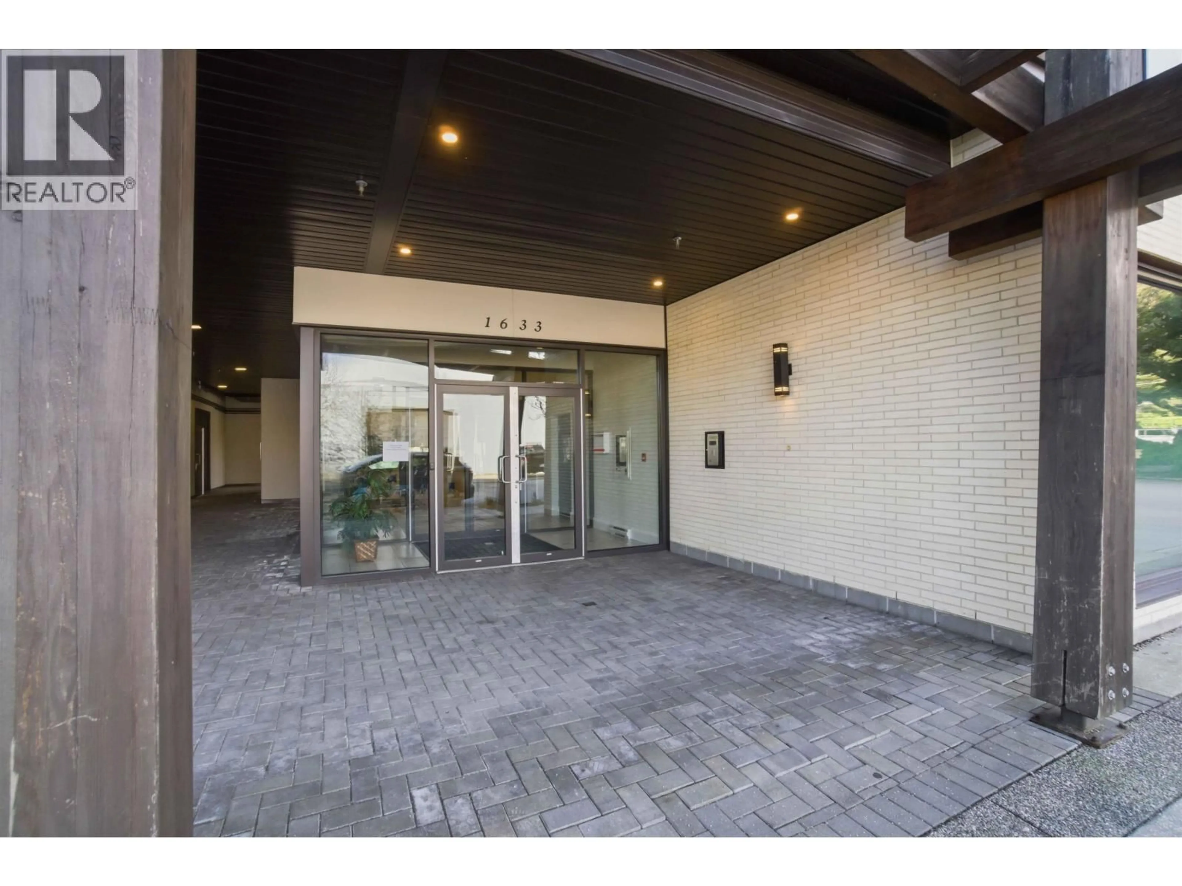 Indoor foyer for 204 - 1633 TATLOW AVENUE, North Vancouver British Columbia V7P2Z8