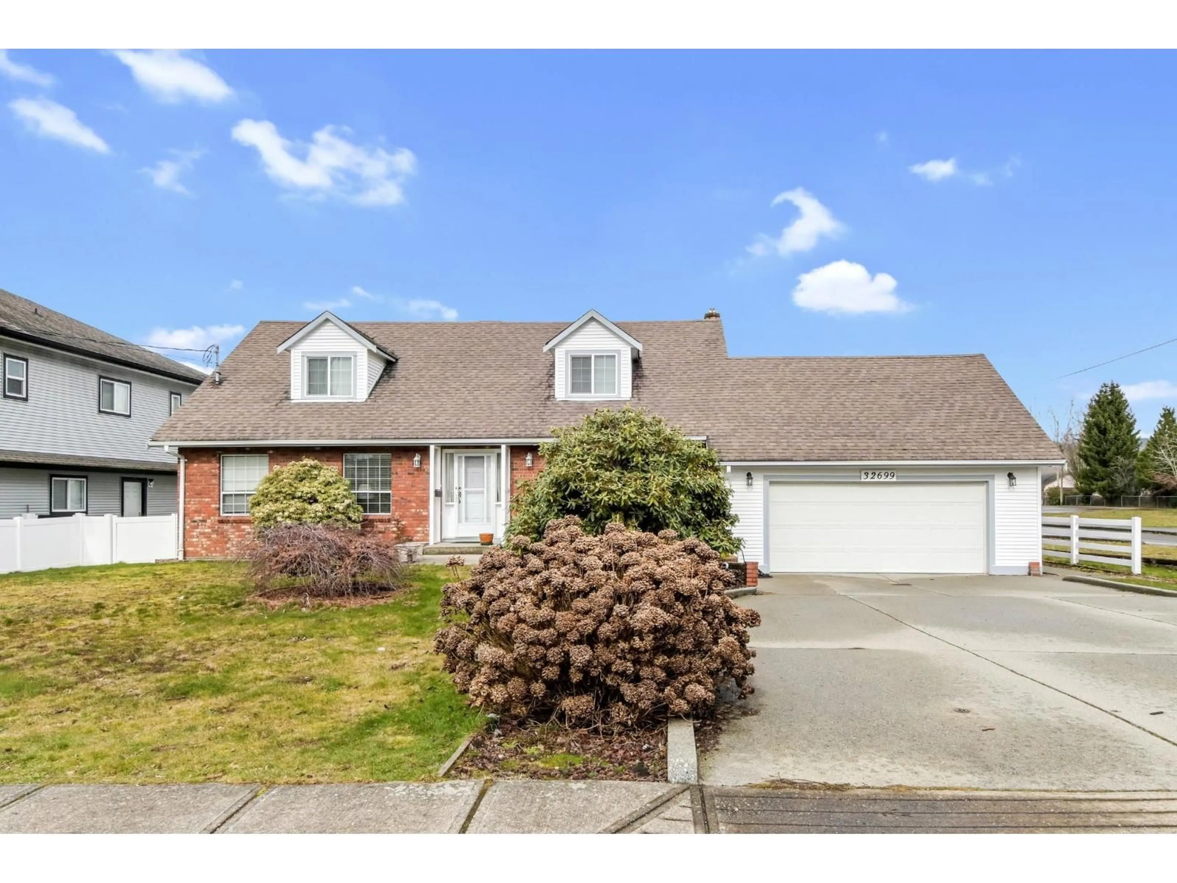 Home with vinyl exterior material, street for 32699 CHERRY AVENUE, Mission British Columbia V2V2T8