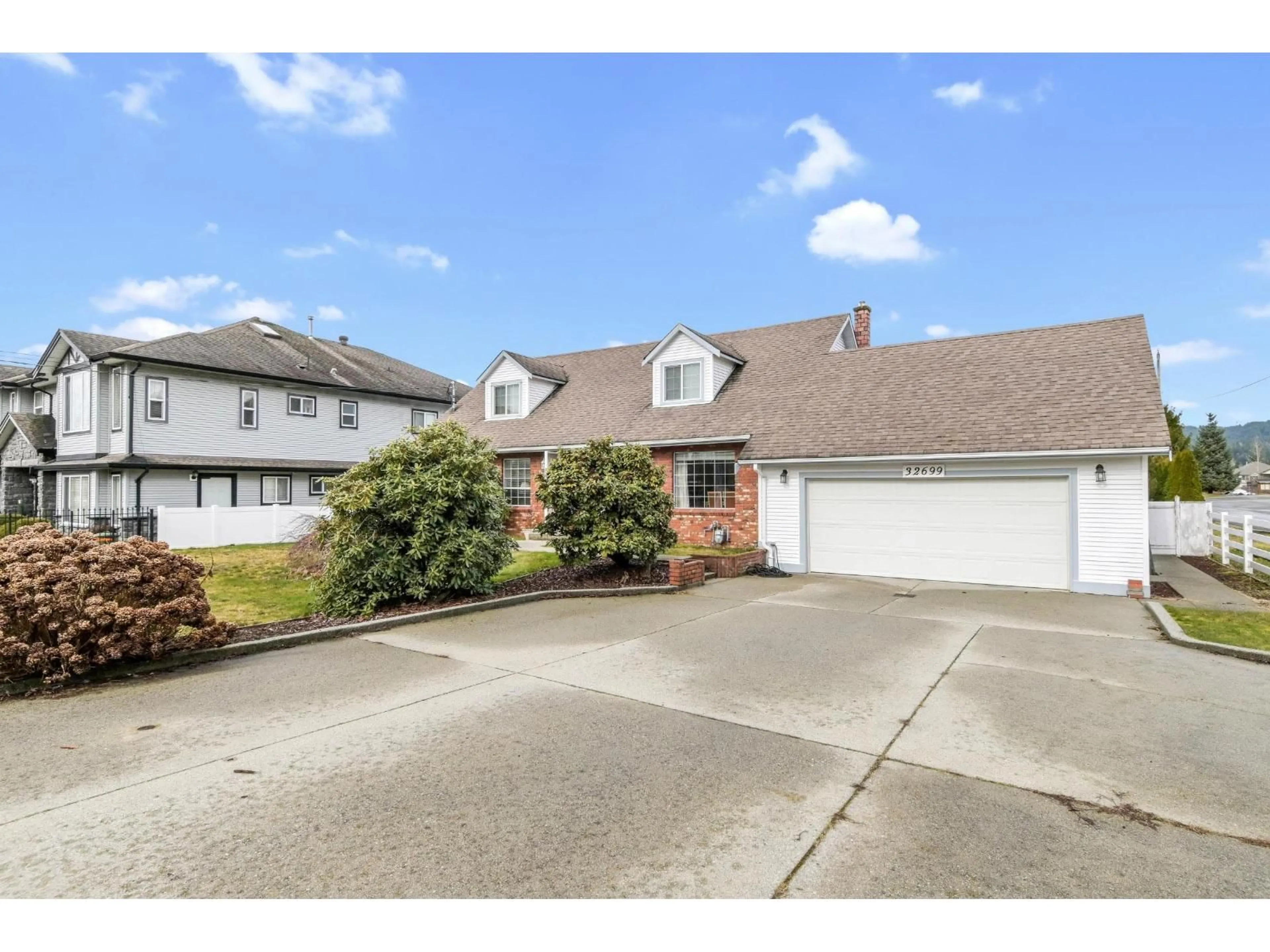 A pic from outside/outdoor area/front of a property/back of a property/a pic from drone, street for 32699 CHERRY AVENUE, Mission British Columbia V2V2T8