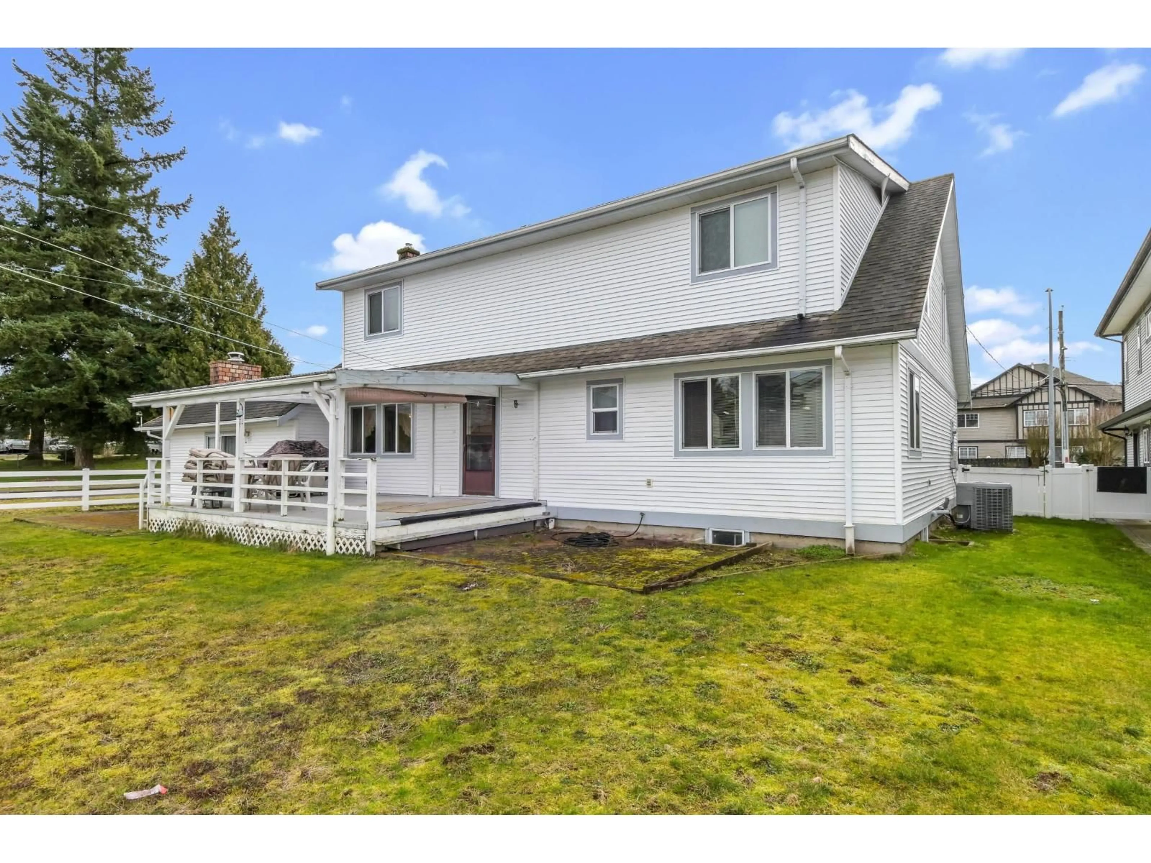 A pic from outside/outdoor area/front of a property/back of a property/a pic from drone, street for 32699 CHERRY AVENUE, Mission British Columbia V2V2T8
